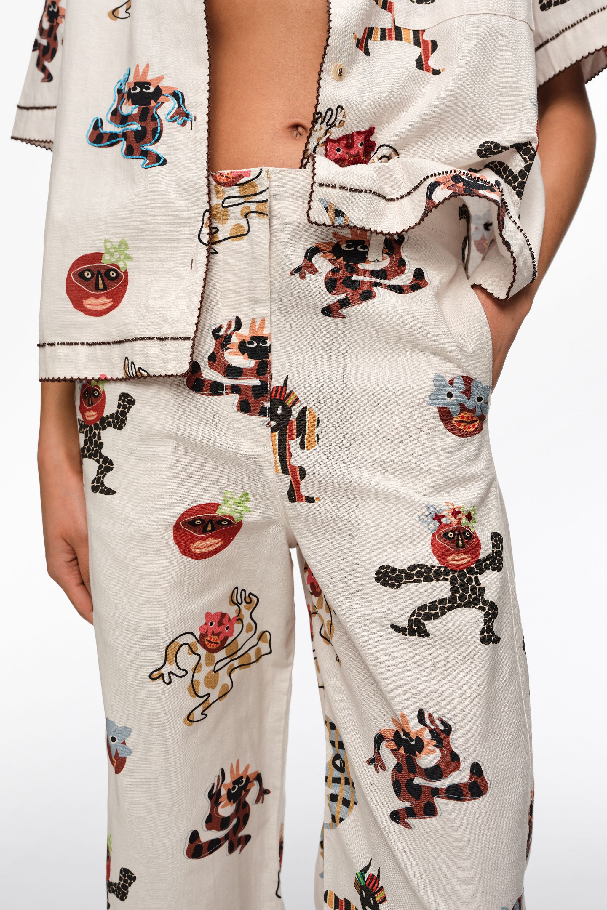 Pantalones de barril samba con puntadas decorativas