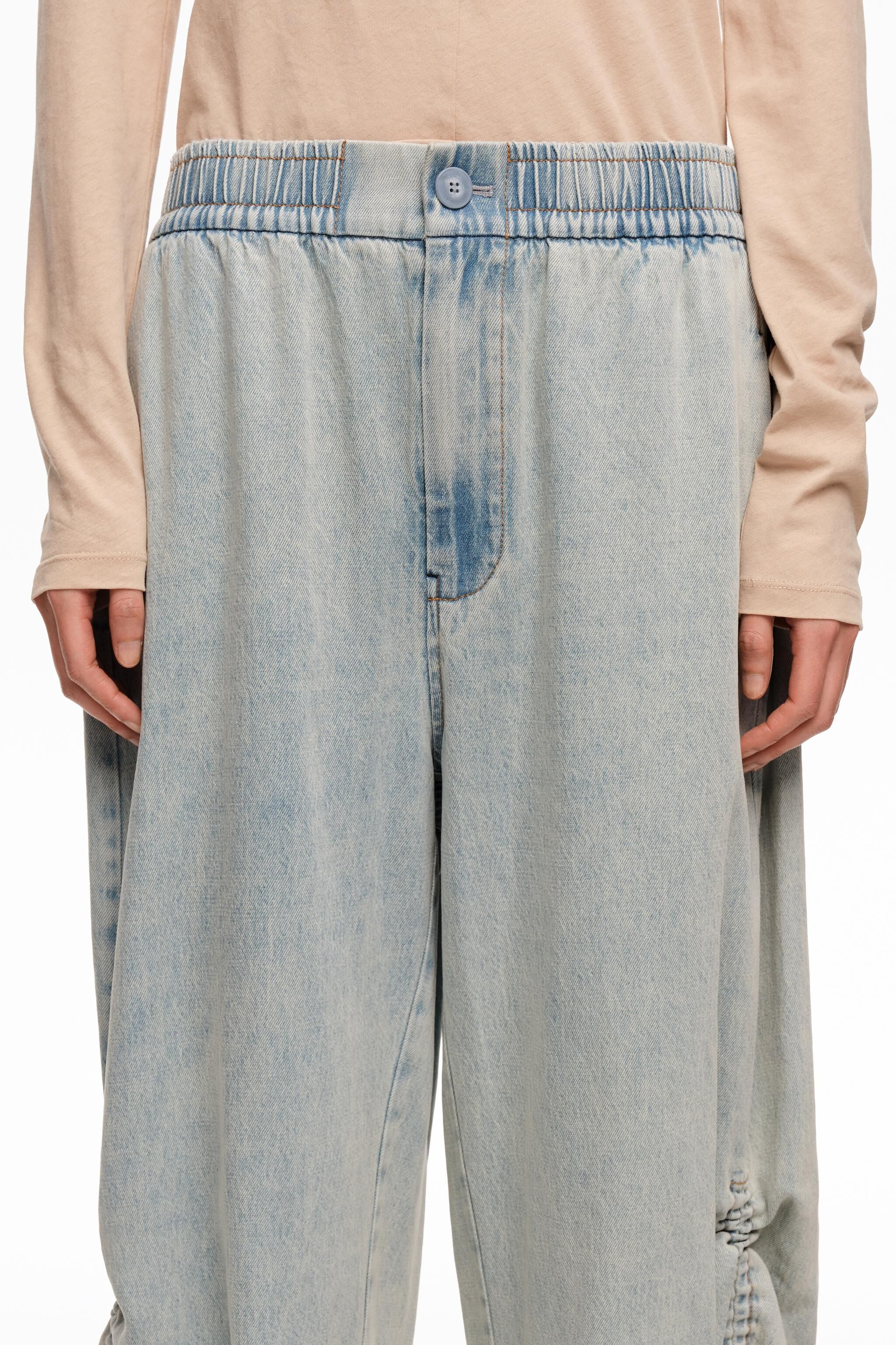 Pantalones jogger de mezclilla azul claro con pliegues
