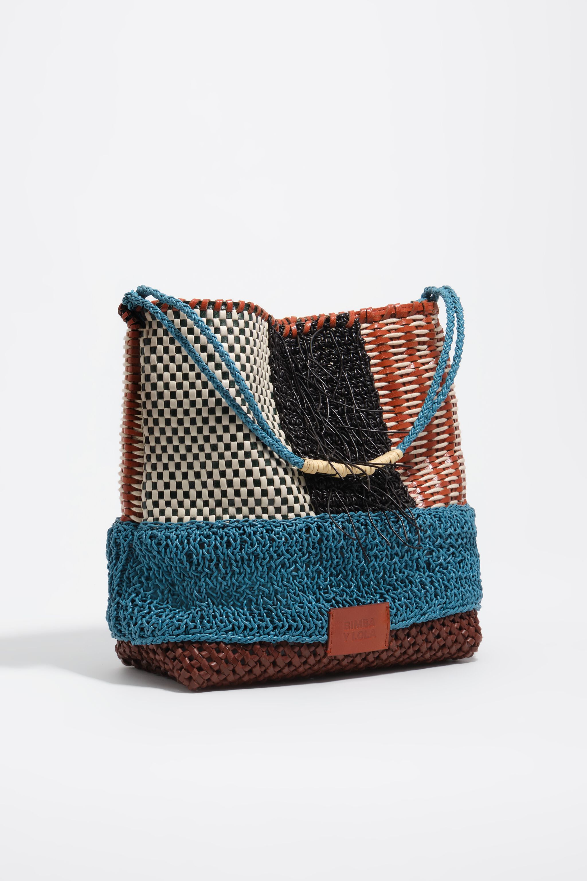Bolso de hombro de cuero trenzado multicolor mediano