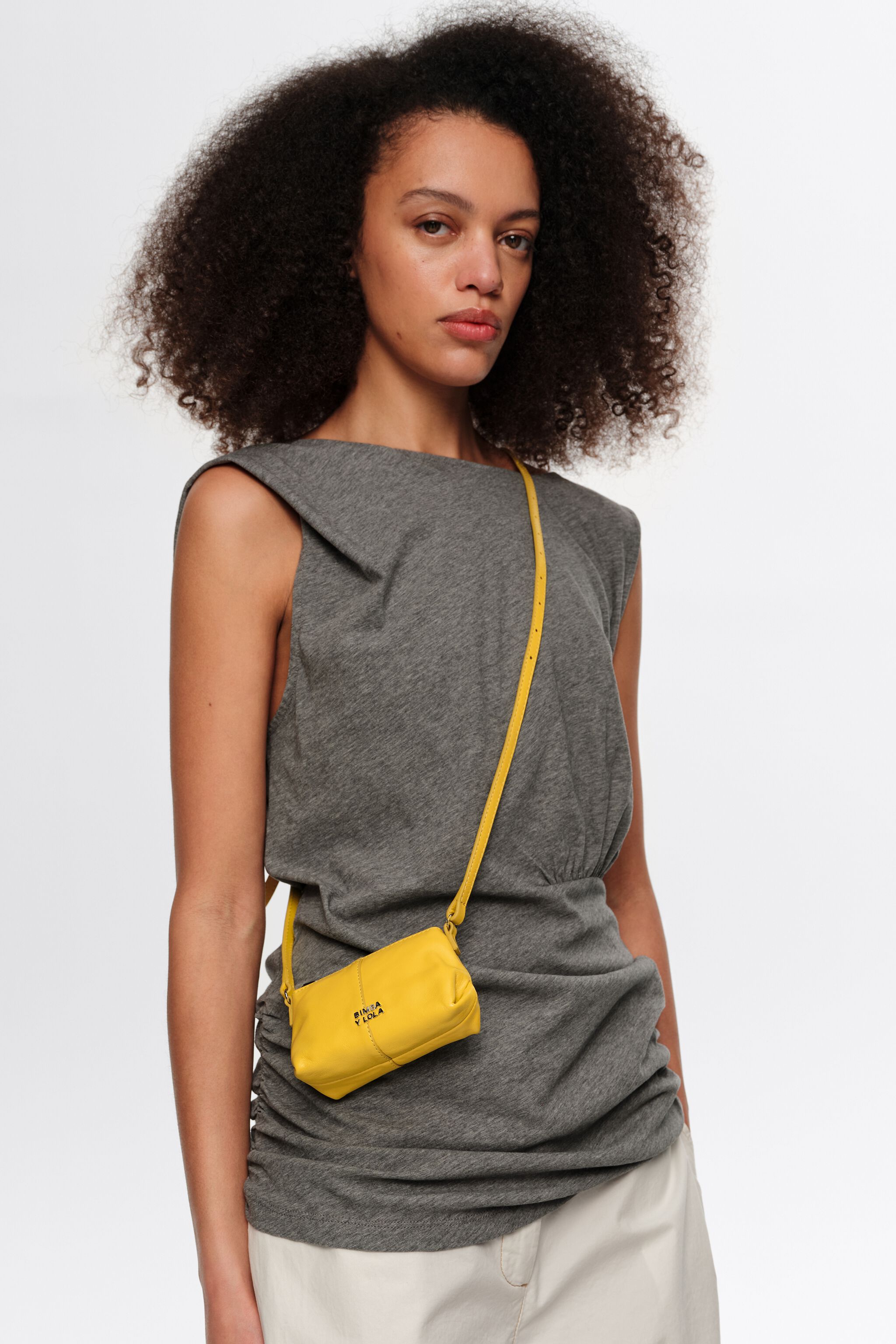 Bolso cruzado de cuero amarillo micro