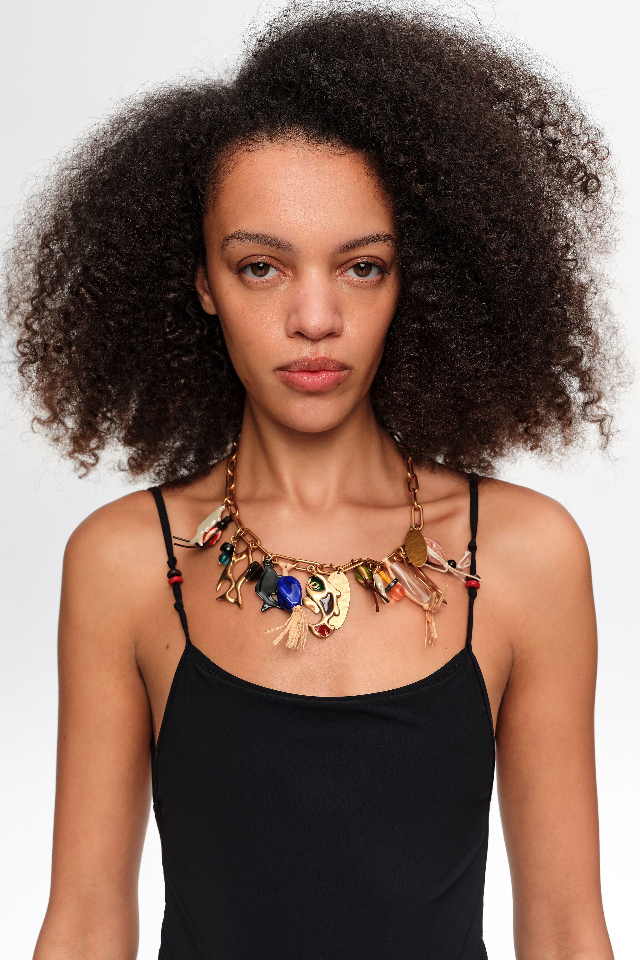 Collar con pez de oro envejecido y cerámica