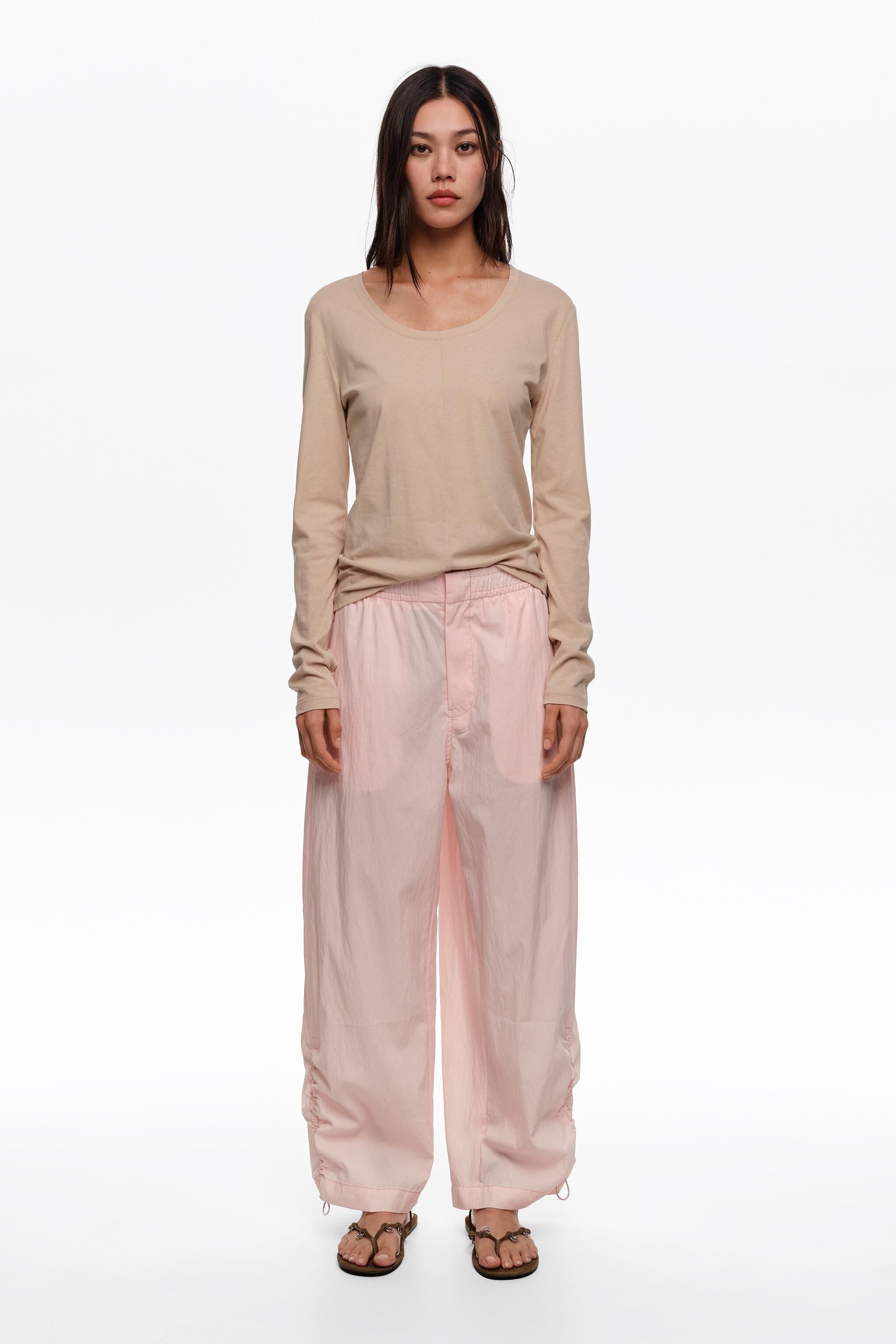 Pantalones jogger acampanados rosa claro