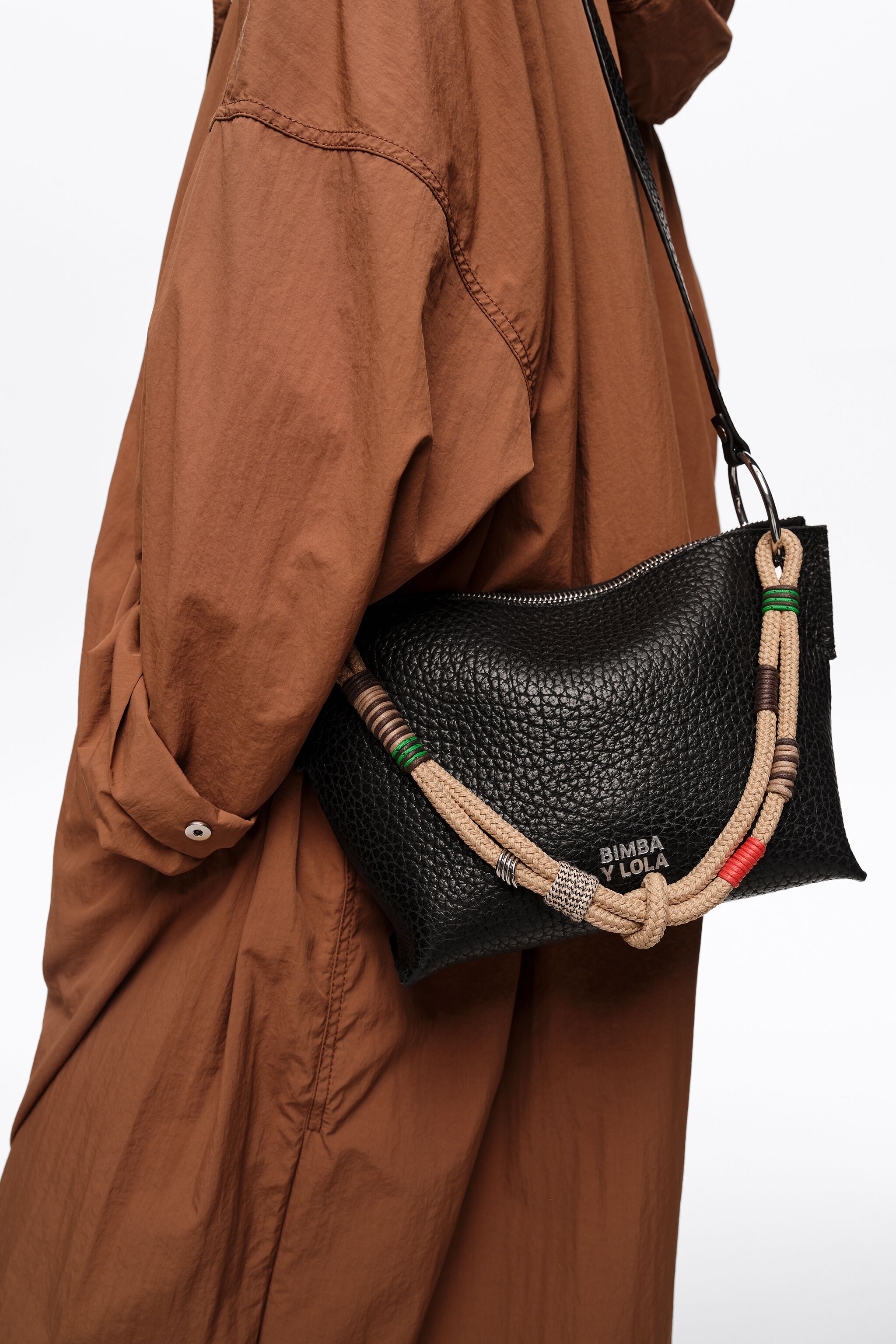 Bolso de cuero negro mediano tipo trapecio
