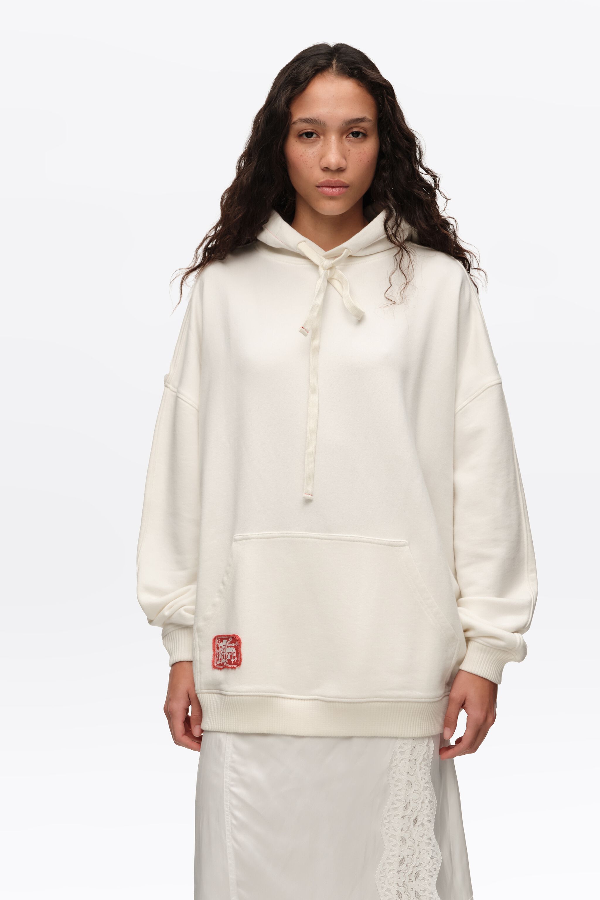 Sudadera oversize con bordado blanco