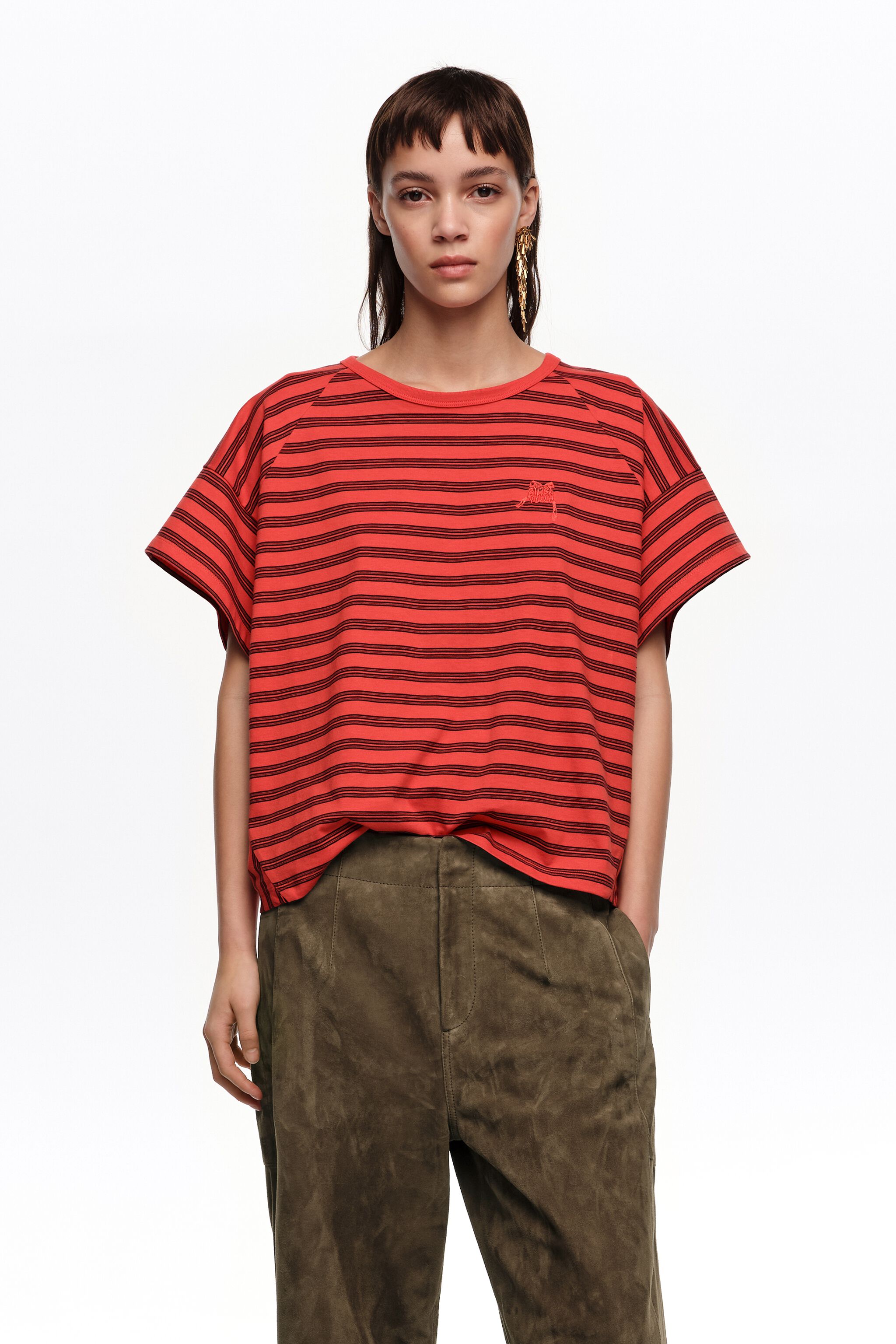 Camiseta corta roja con rayas y logo bordado