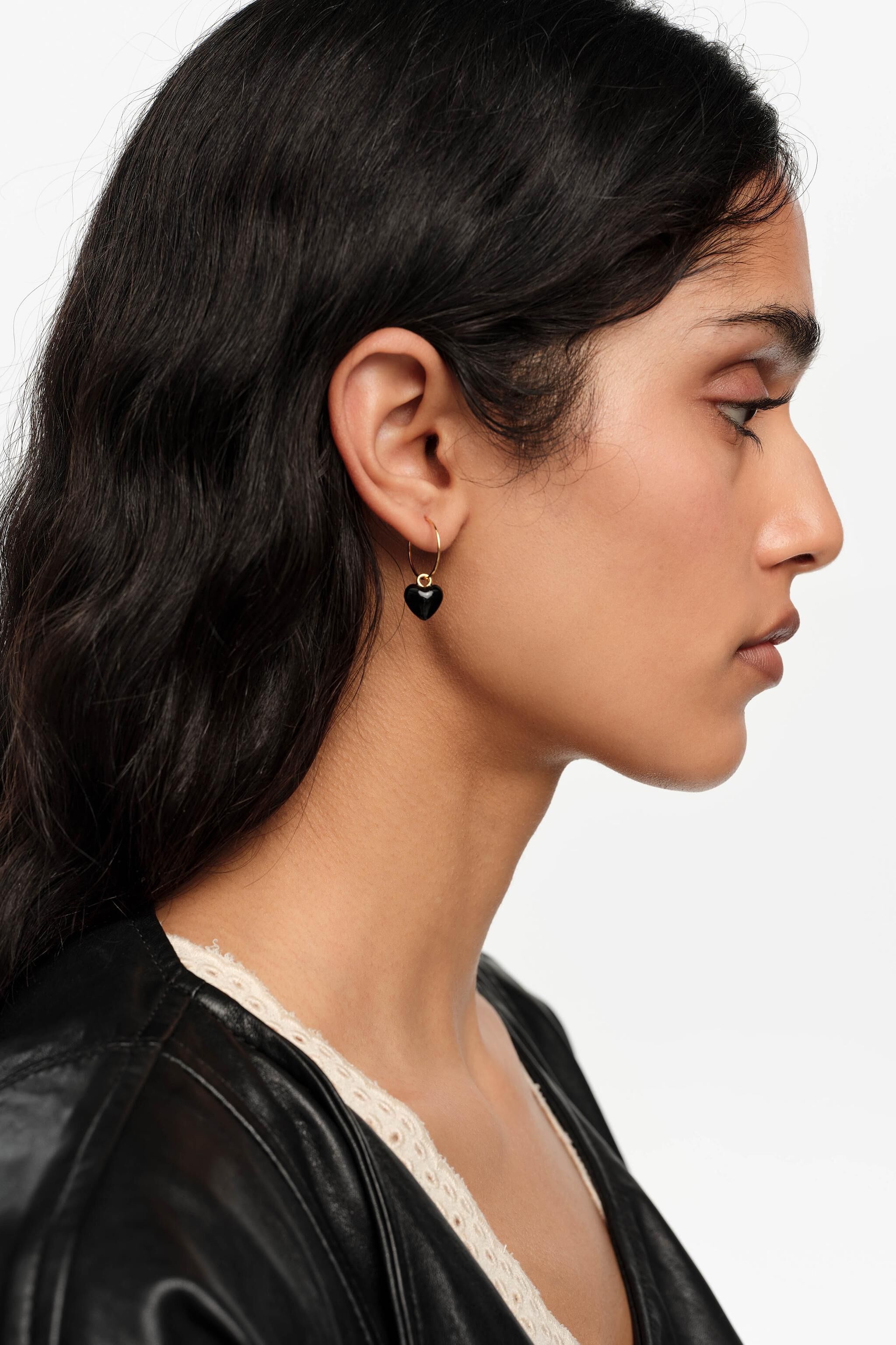 Aretes de aro dorado y corazón negro