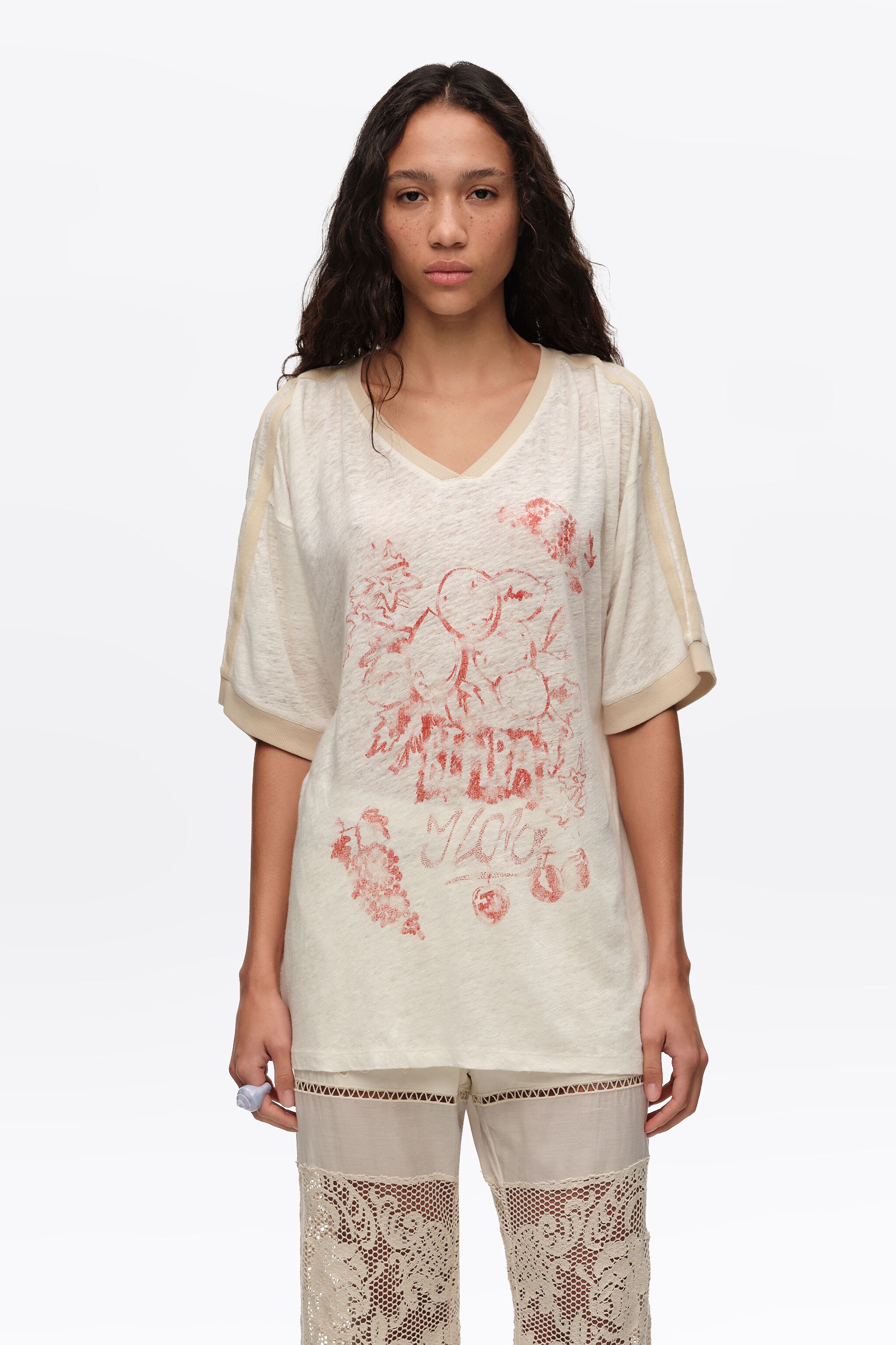 Camiseta de lino marfil desgastado con logo de fruta