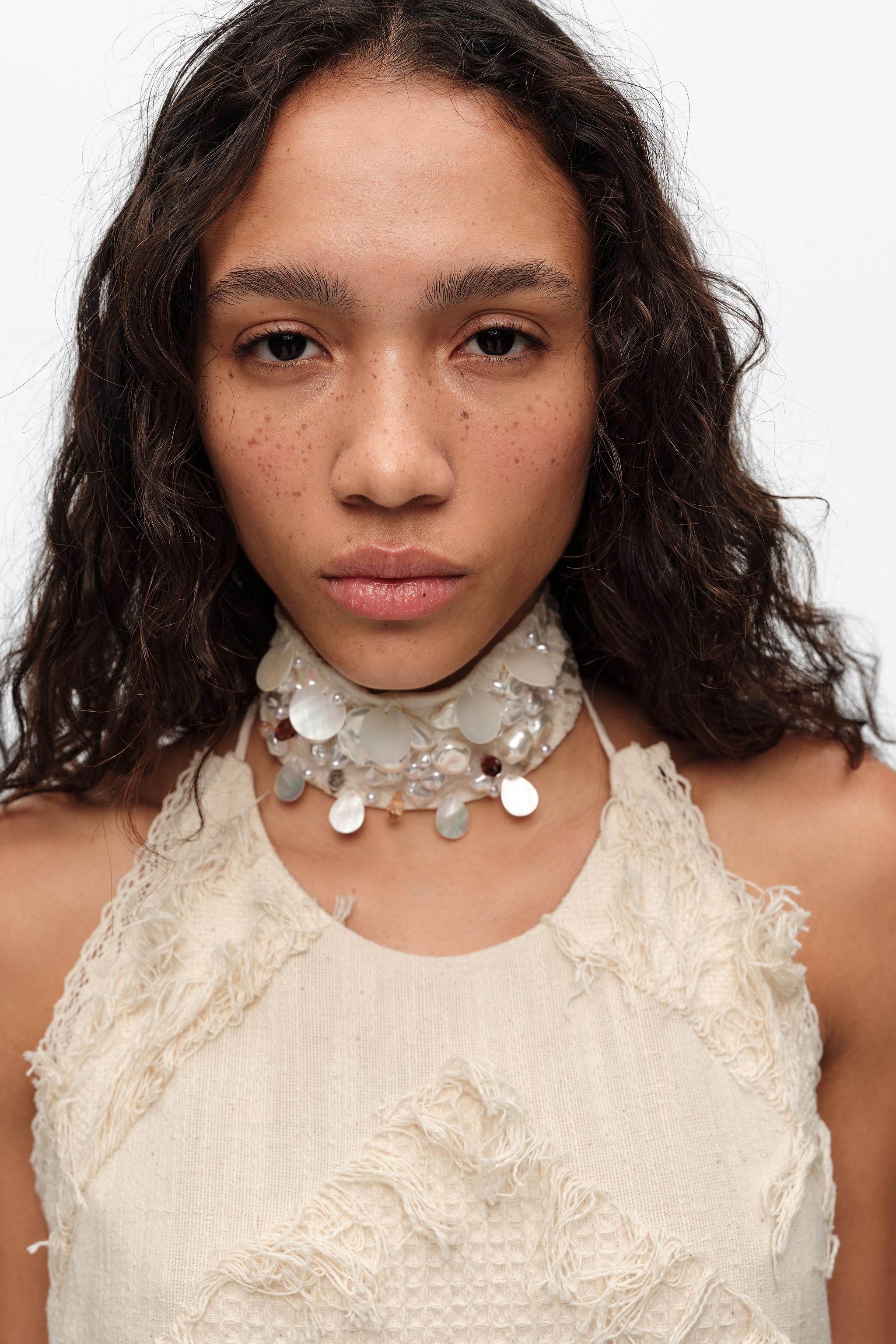 Collar de cuello tejido marfil con perlas