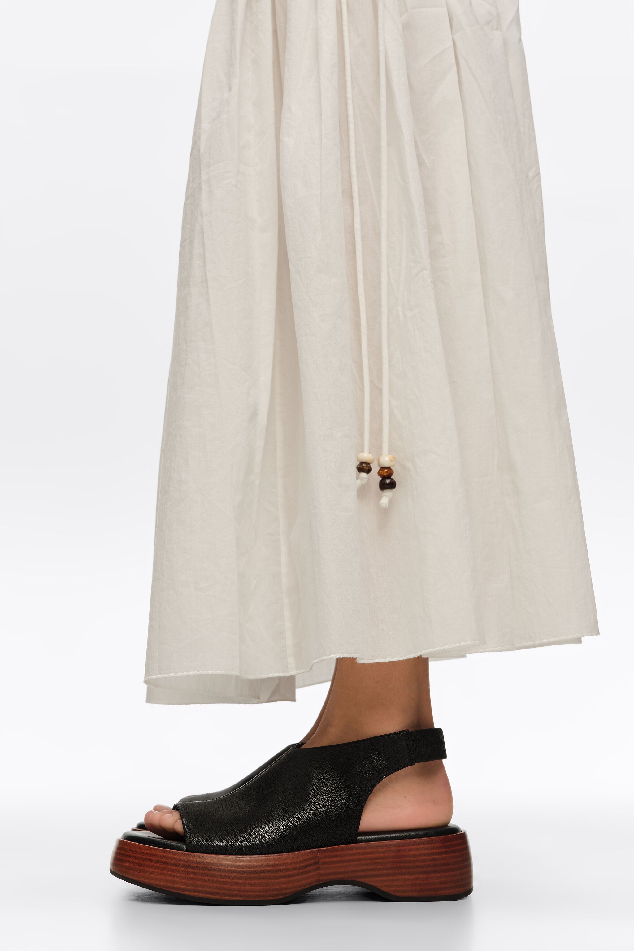 Sandal de cuero negro con plataforma y punta cerrada