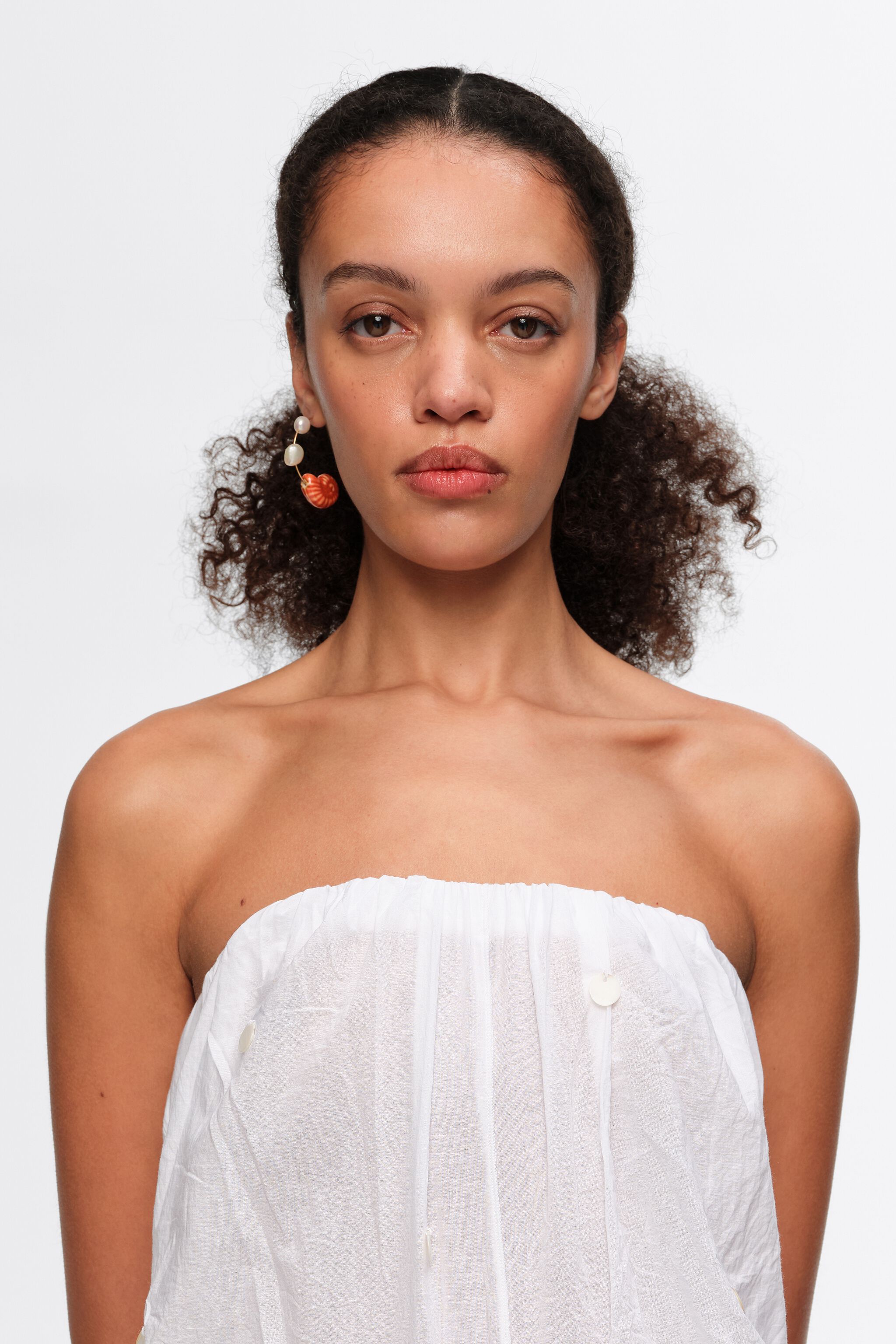 Vestido sin tirantes con volantes blanco