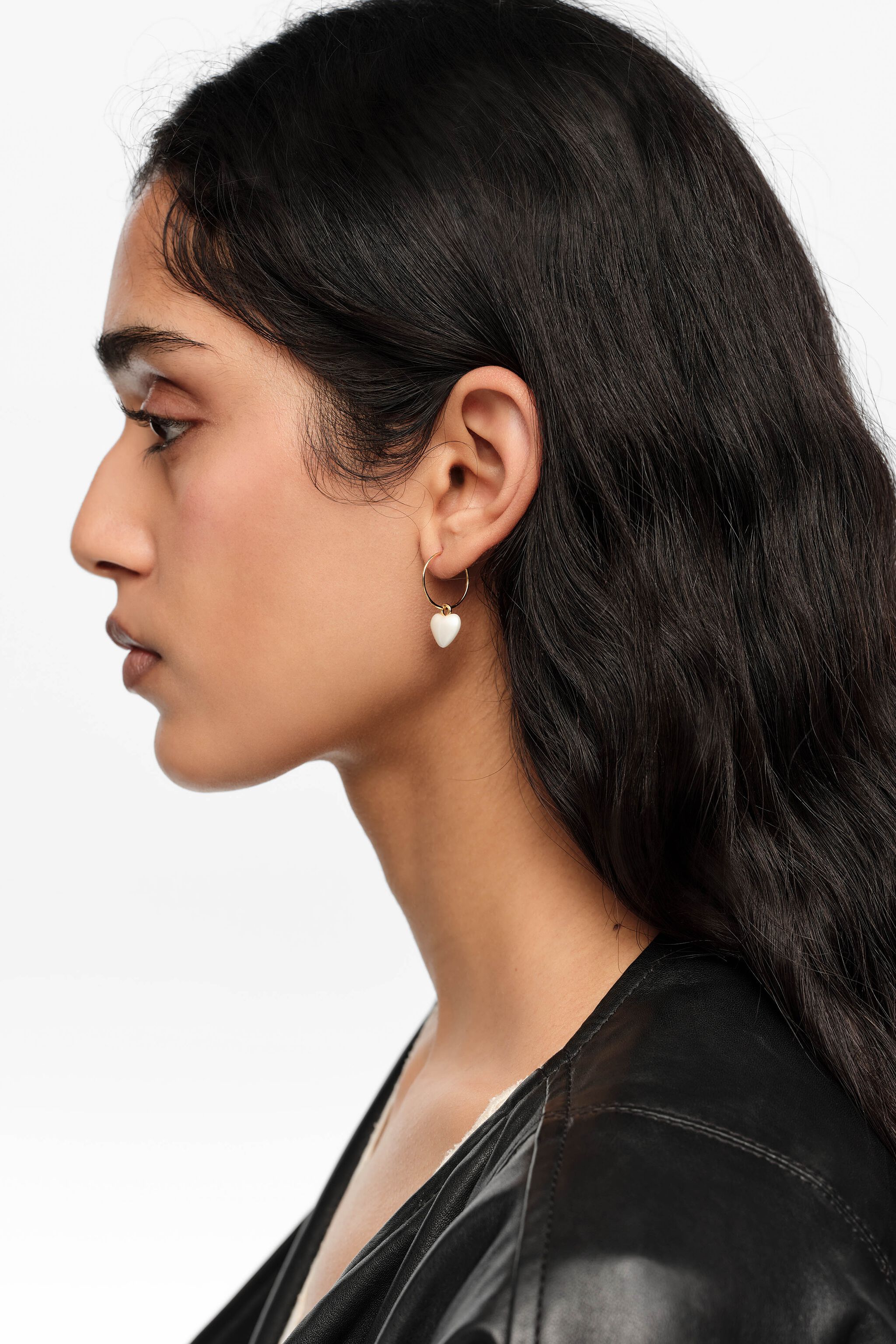 Aretes de aro dorado y corazón de perla