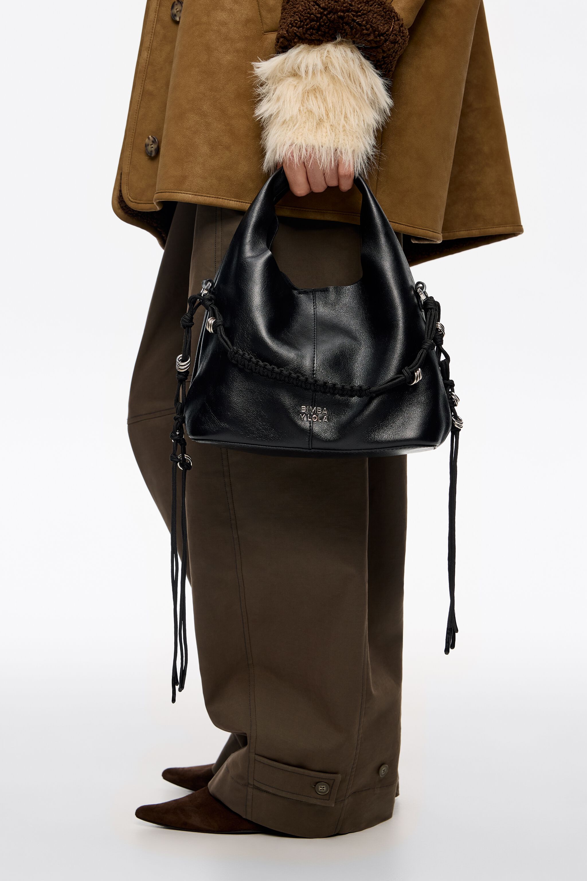 Bolso de papel con asa trenzada de cuero negro pequeño