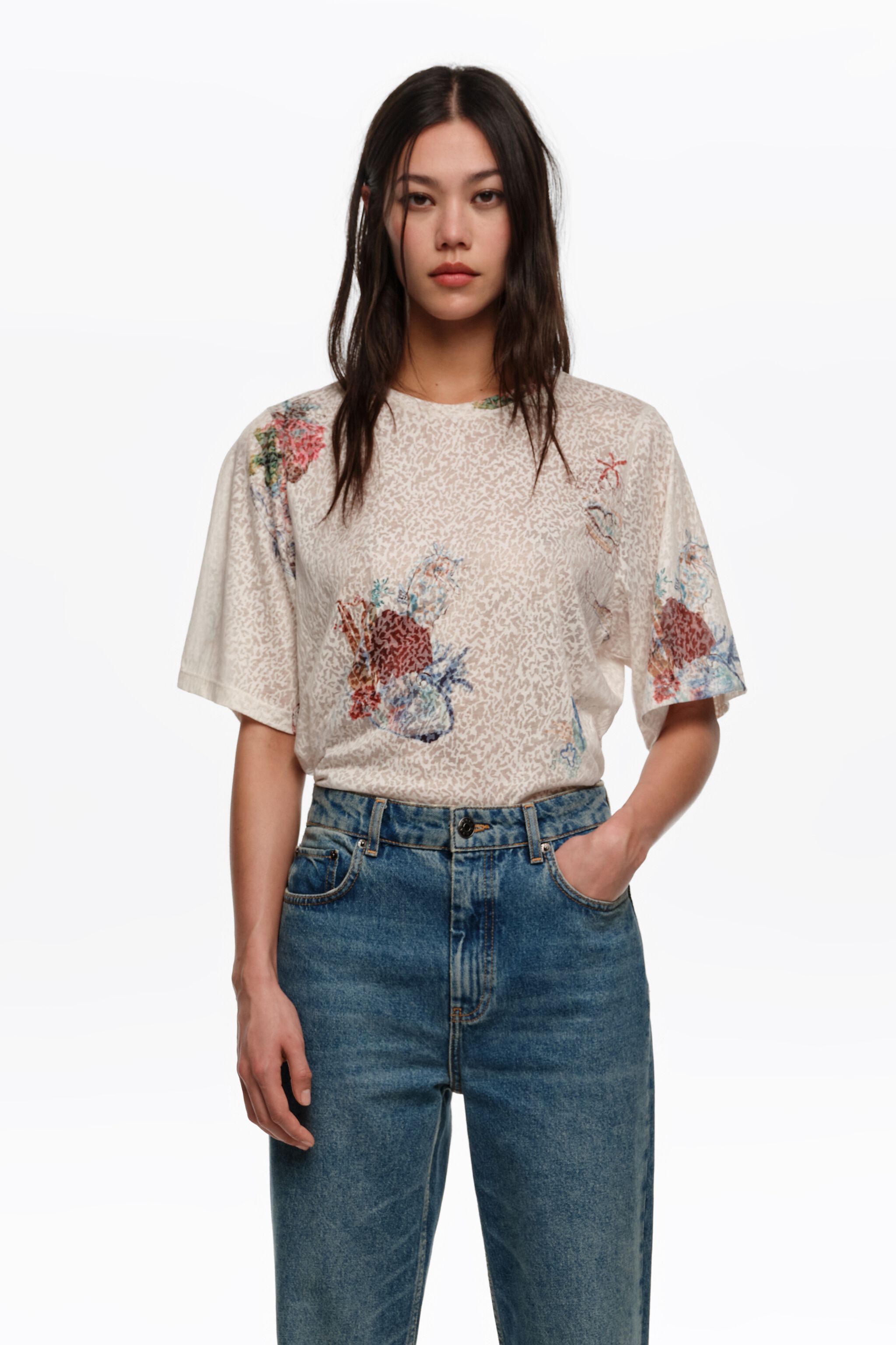 Camiseta recta de color marfil con efecto devoré