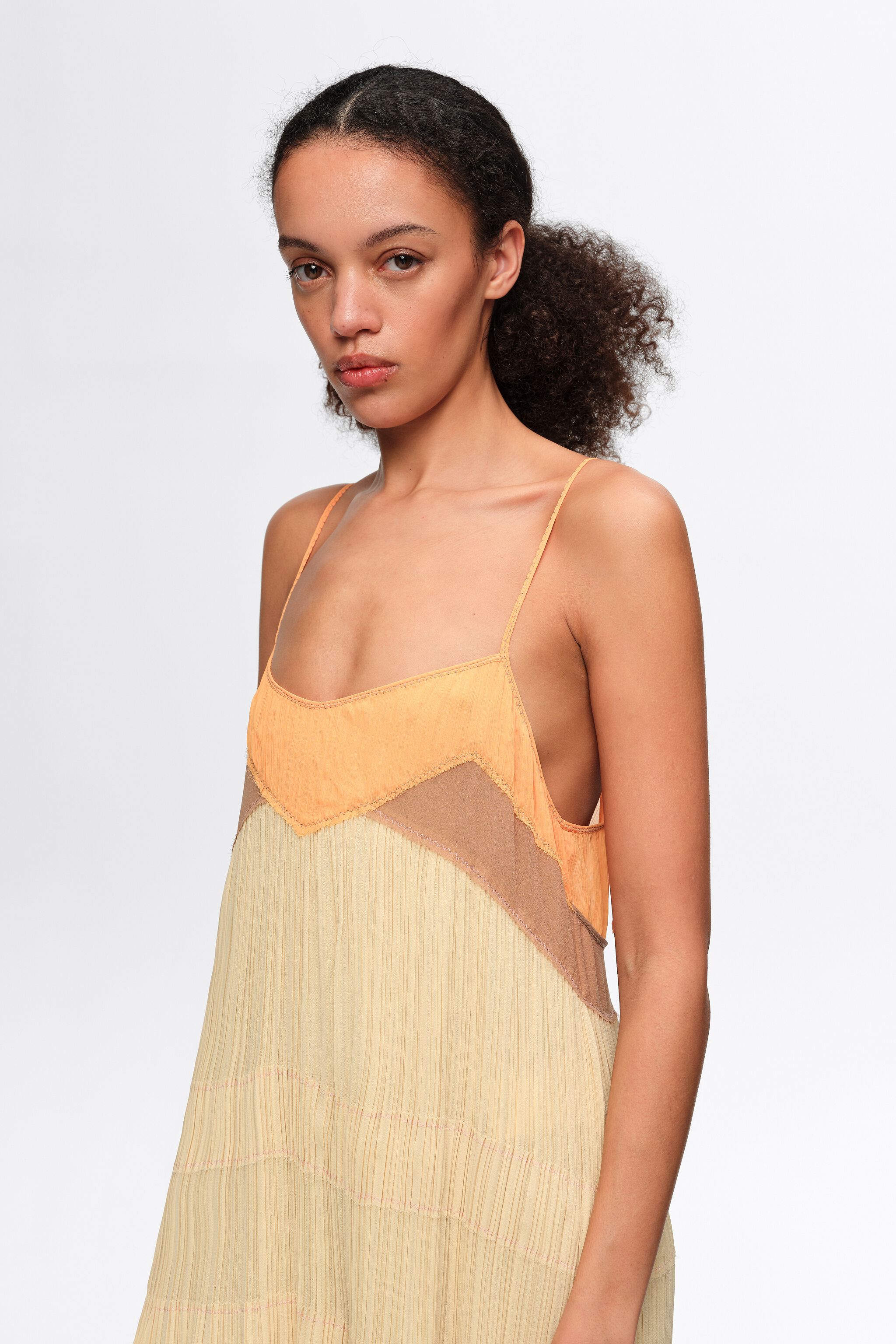 Vestido ceñido con pliegues amarillo claro