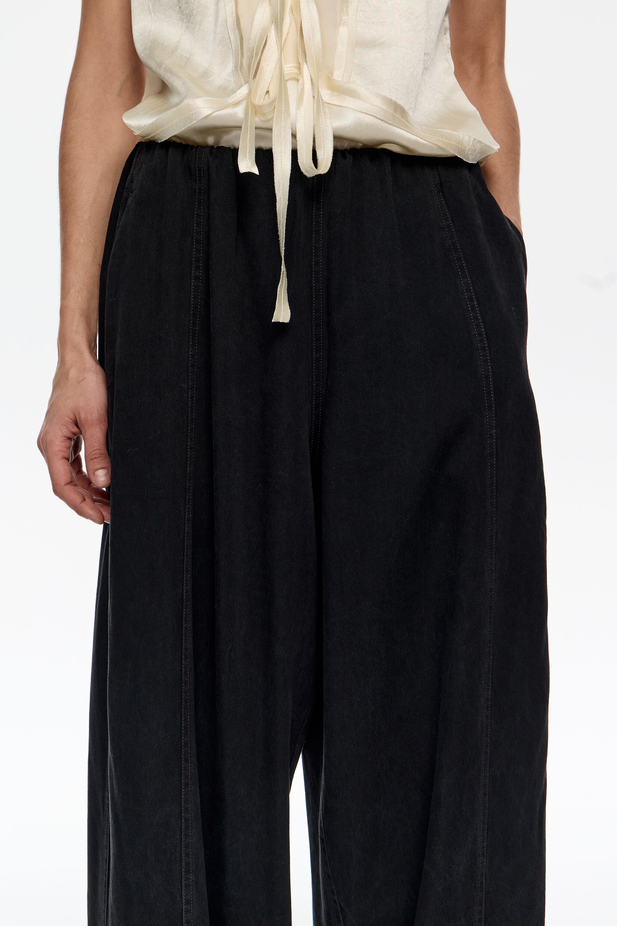 Pantalones anchos de corte fluido en negro lavado