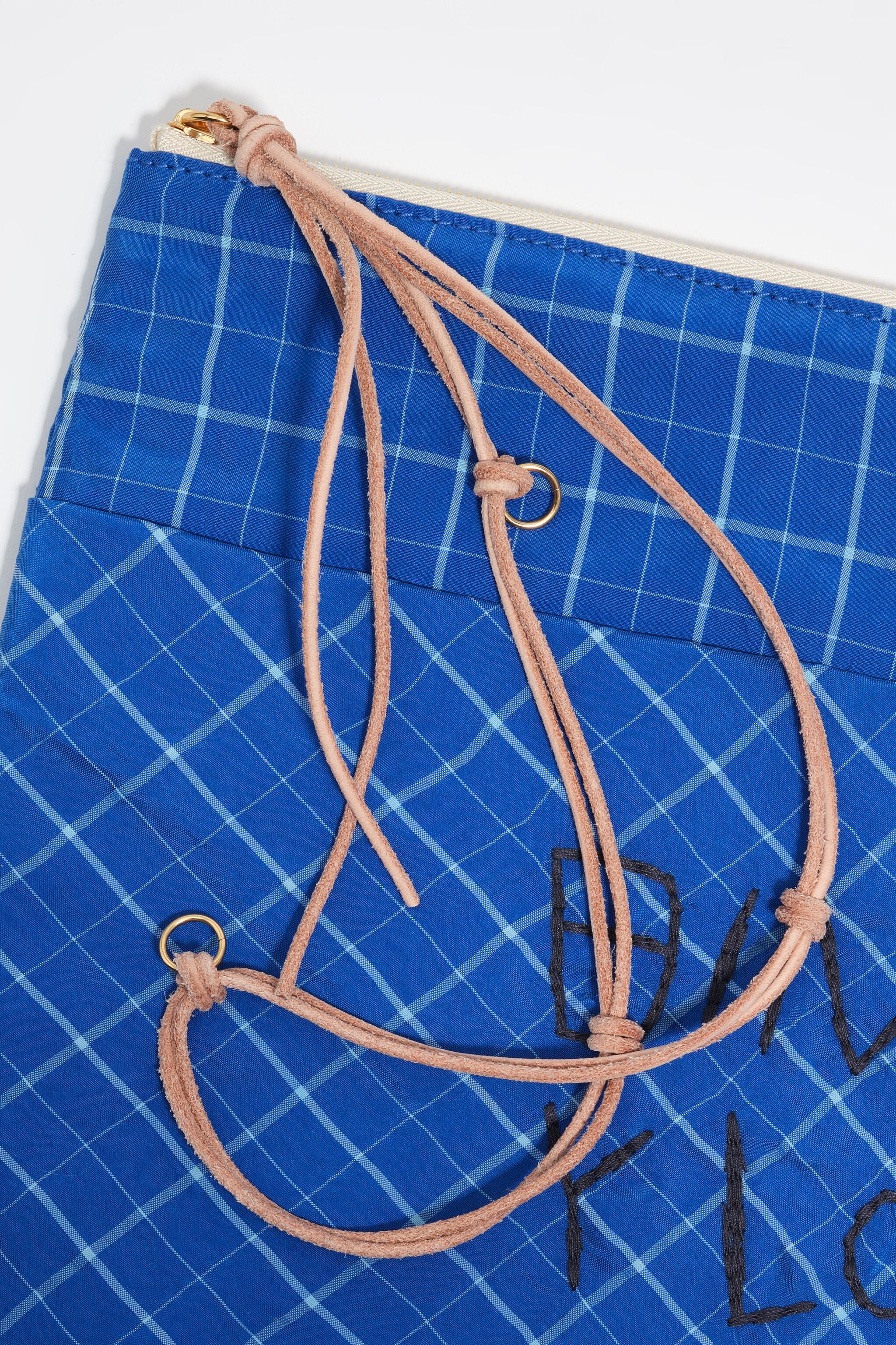Clutch con cremallera azul eléctrico