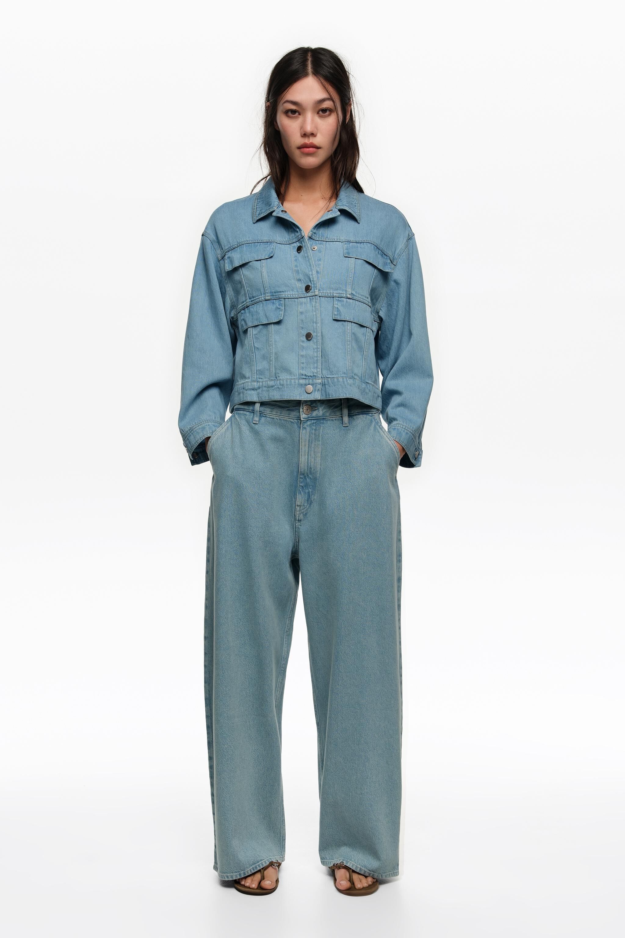 PANTALONES DE DENIM AZUL CLARO CON LAVADO, PIERNAS ANCHAS