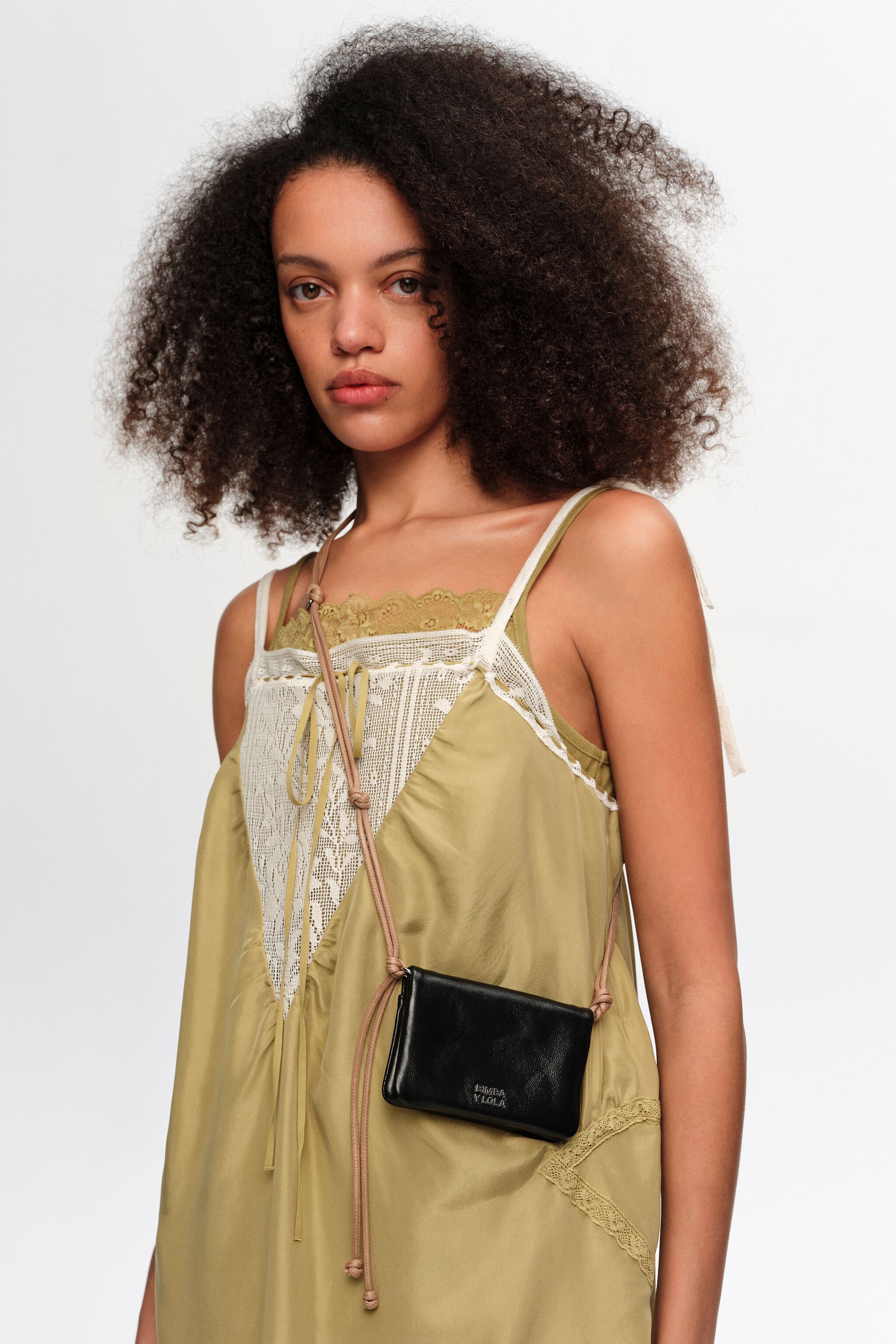 Billetera de cuero negro pequeña con solapa