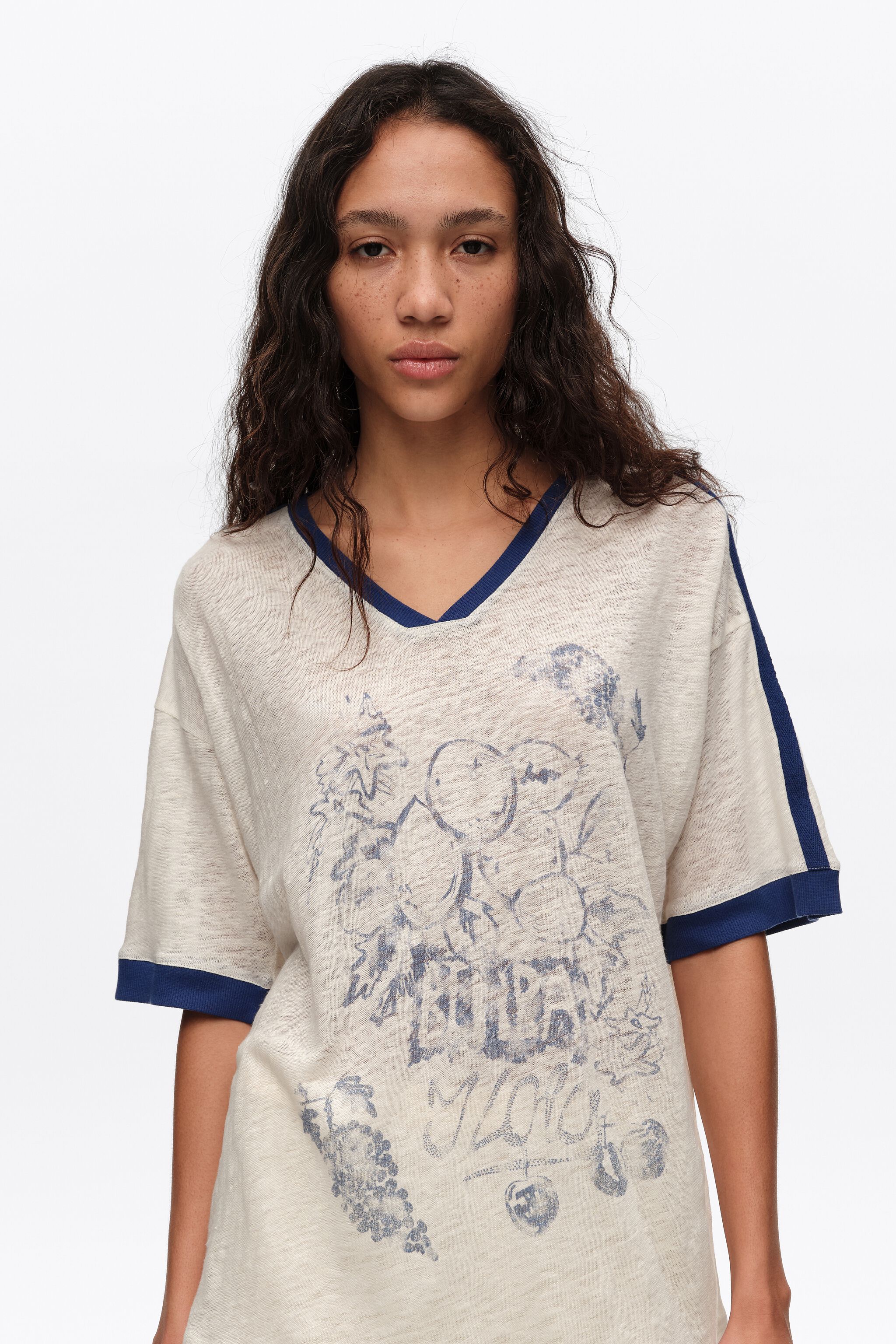 Camiseta de lino marfil desvanecido con logo de fruta