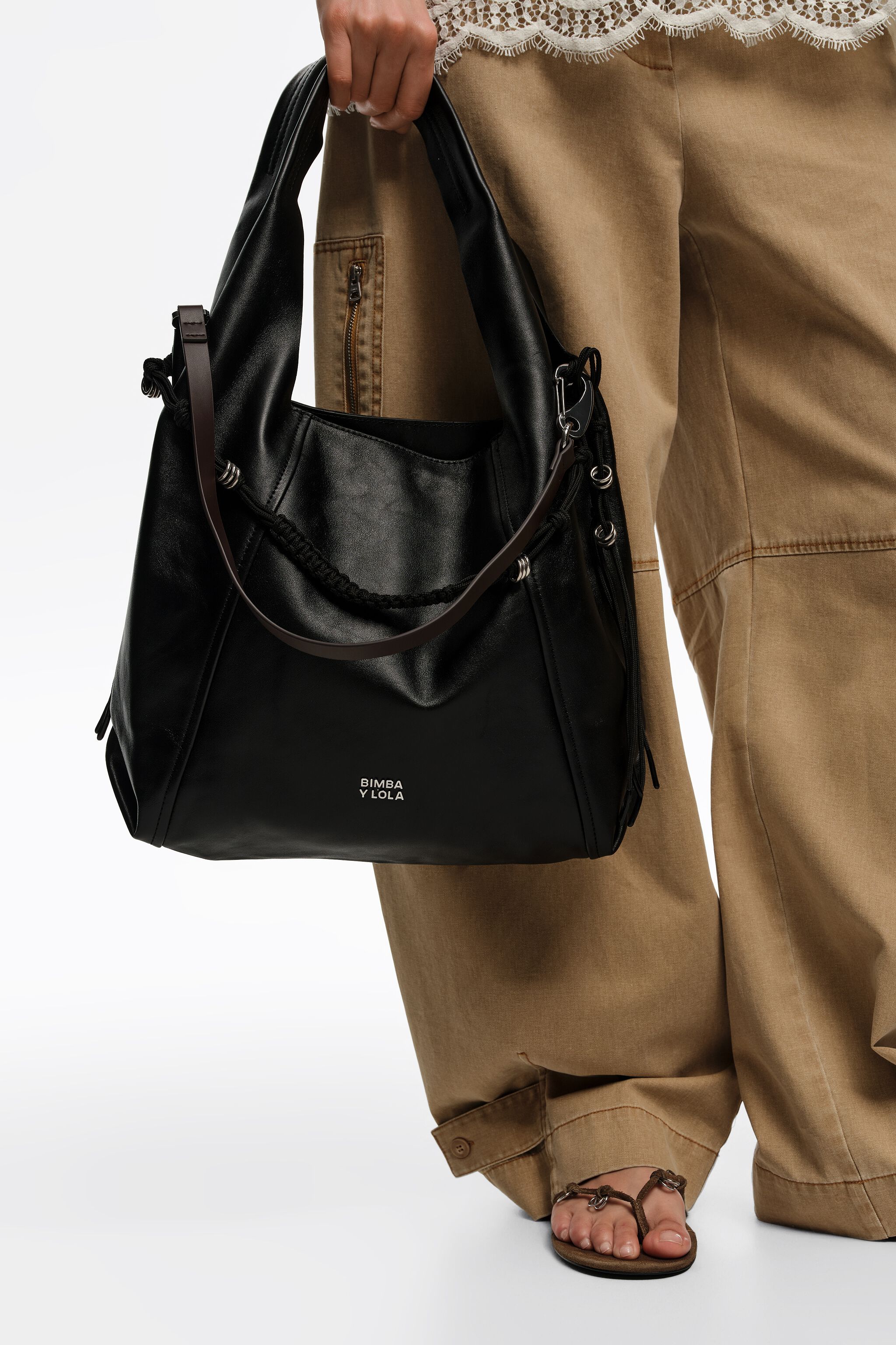 Bolso de hombro de cuero negro grande