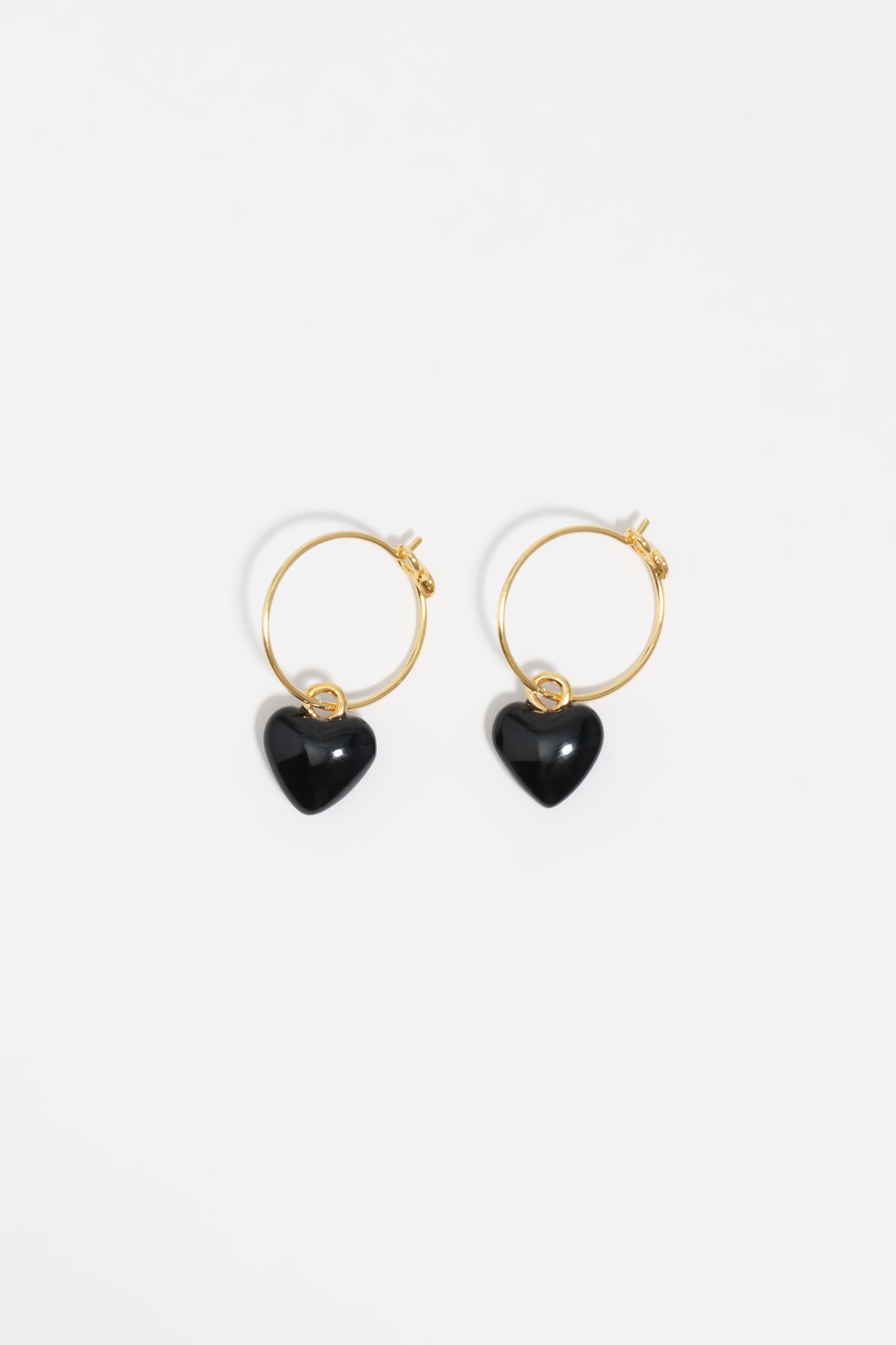Aretes de aro dorado y corazón negro