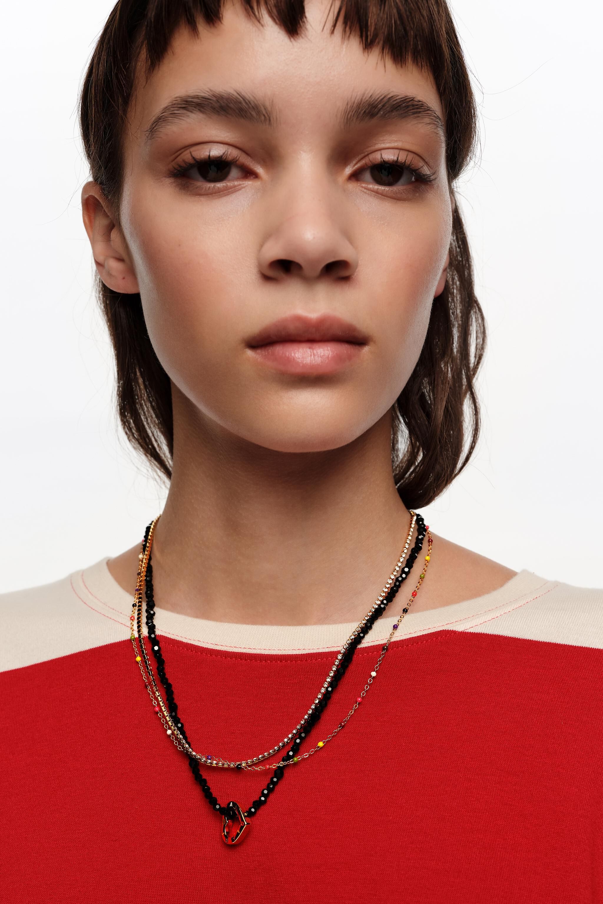 Collar doble con cristales negros y logotipo de corazón