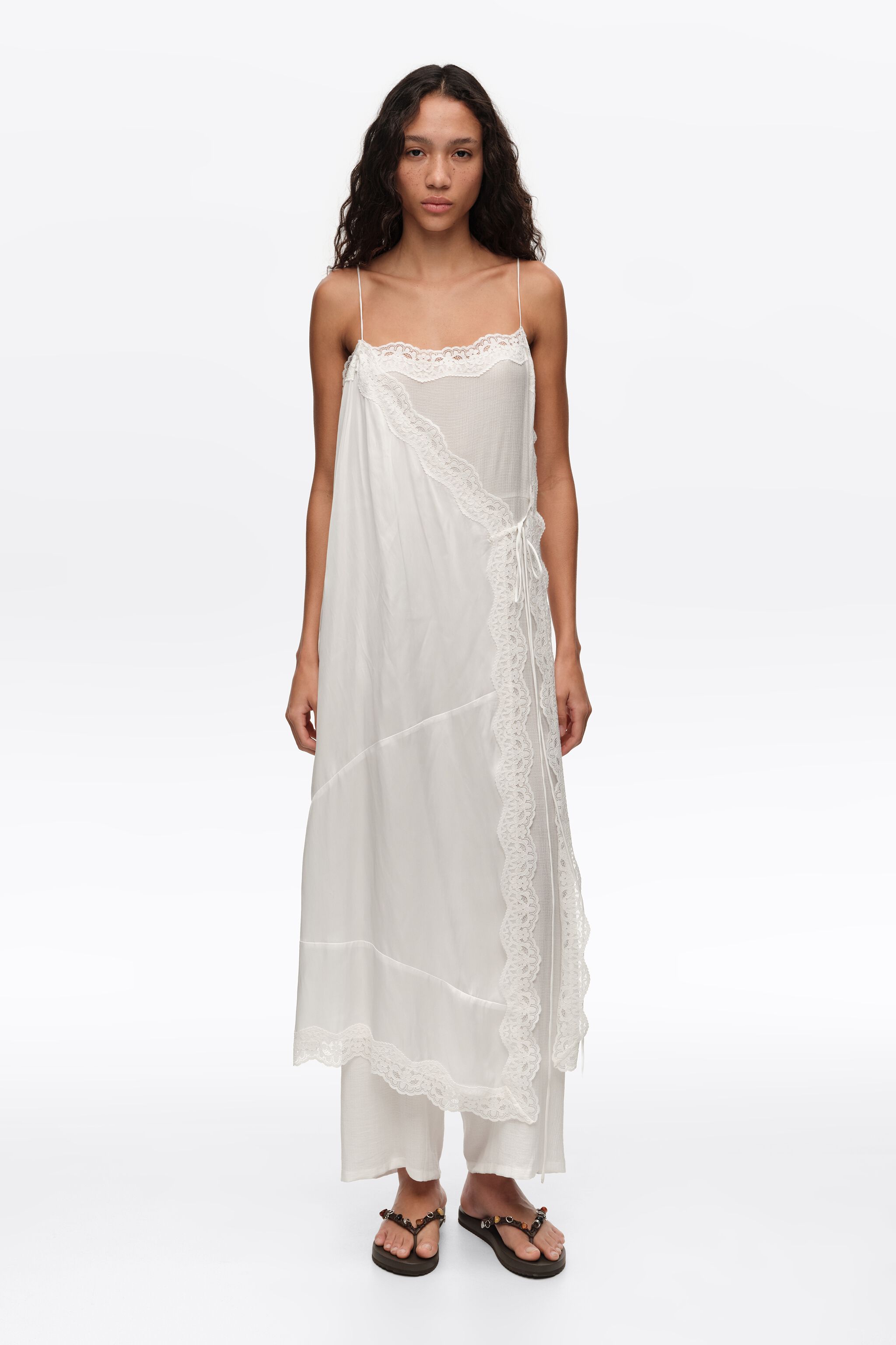 Vestido-pantalón de encaje blanco perla