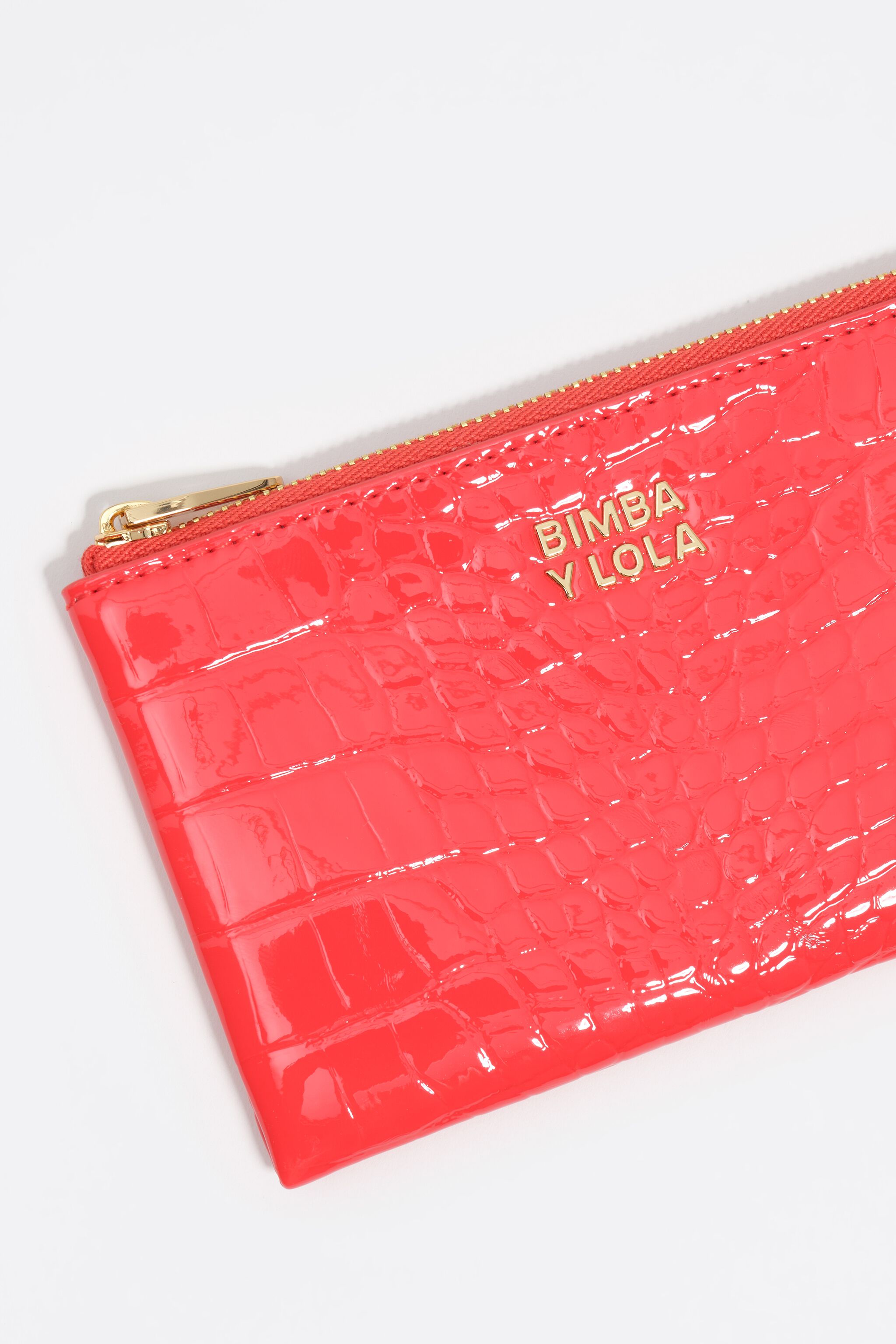 Monedero con forma de cocodrilo de color coral