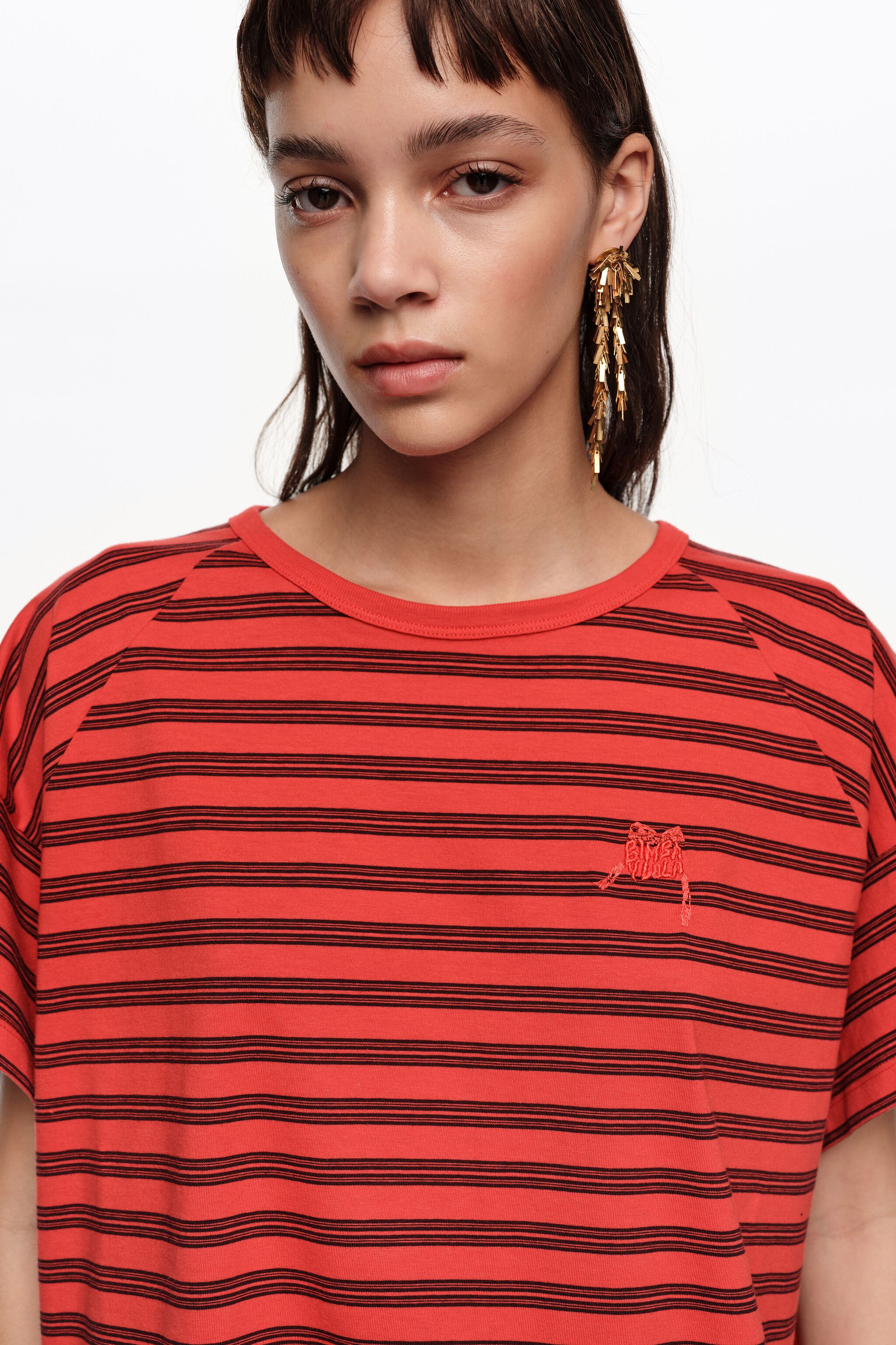 Camiseta corta roja con rayas y logo bordado