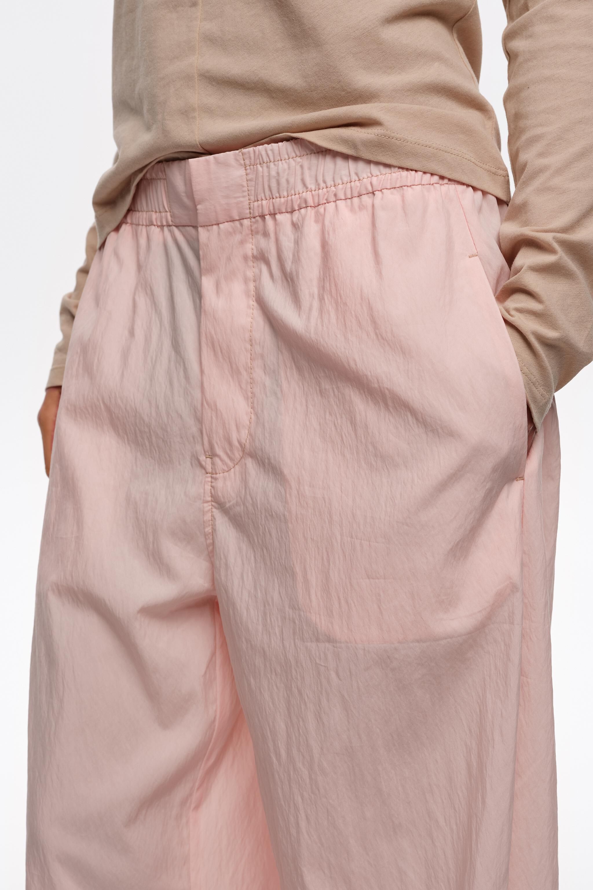 Pantalones jogger acampanados rosa claro