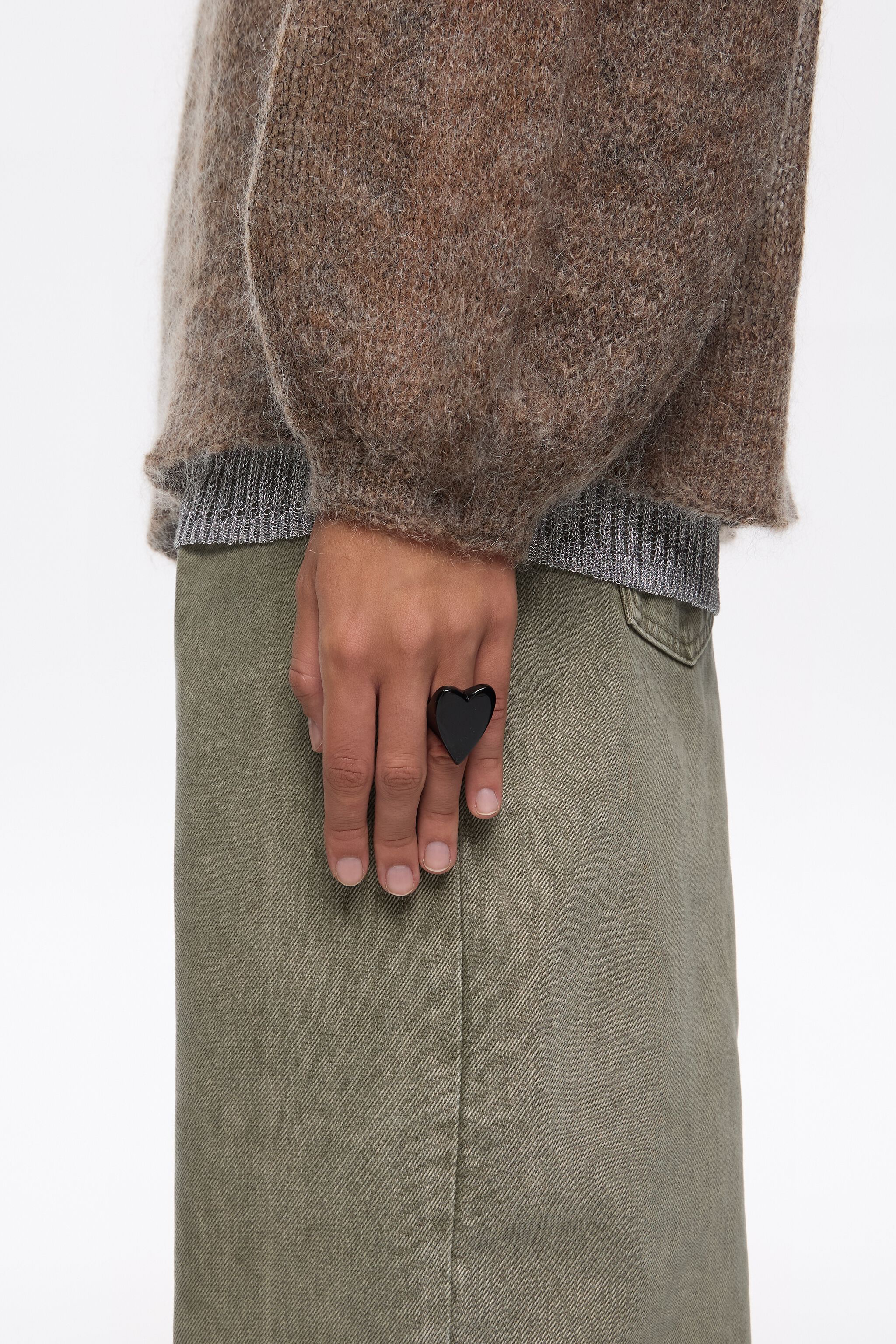 Anillo con forma de corazón negro