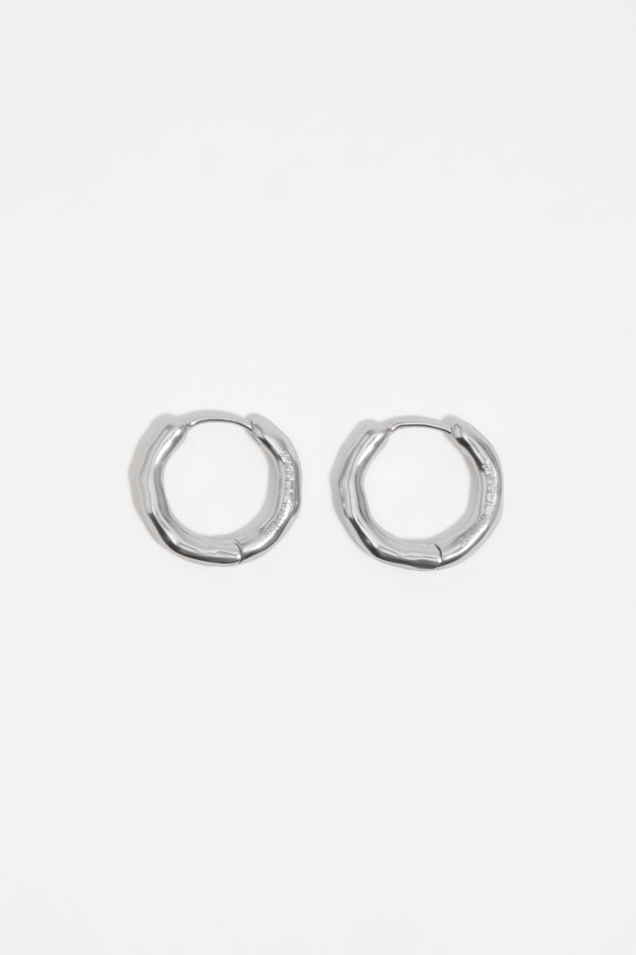 Aretes pequeños de aro irregulares plateados