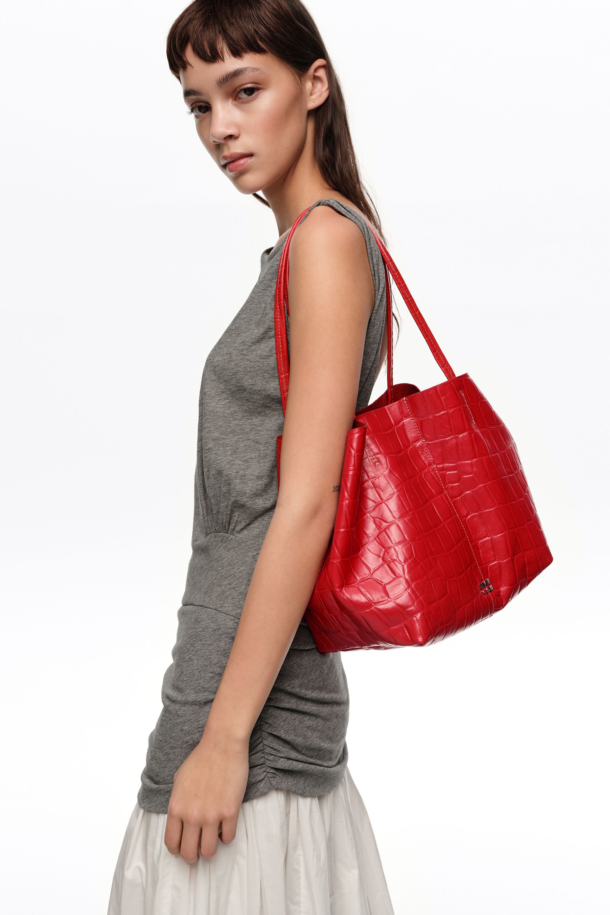 Bolso bandolera de cuero mediano en rojo con estampado de cocodrilo