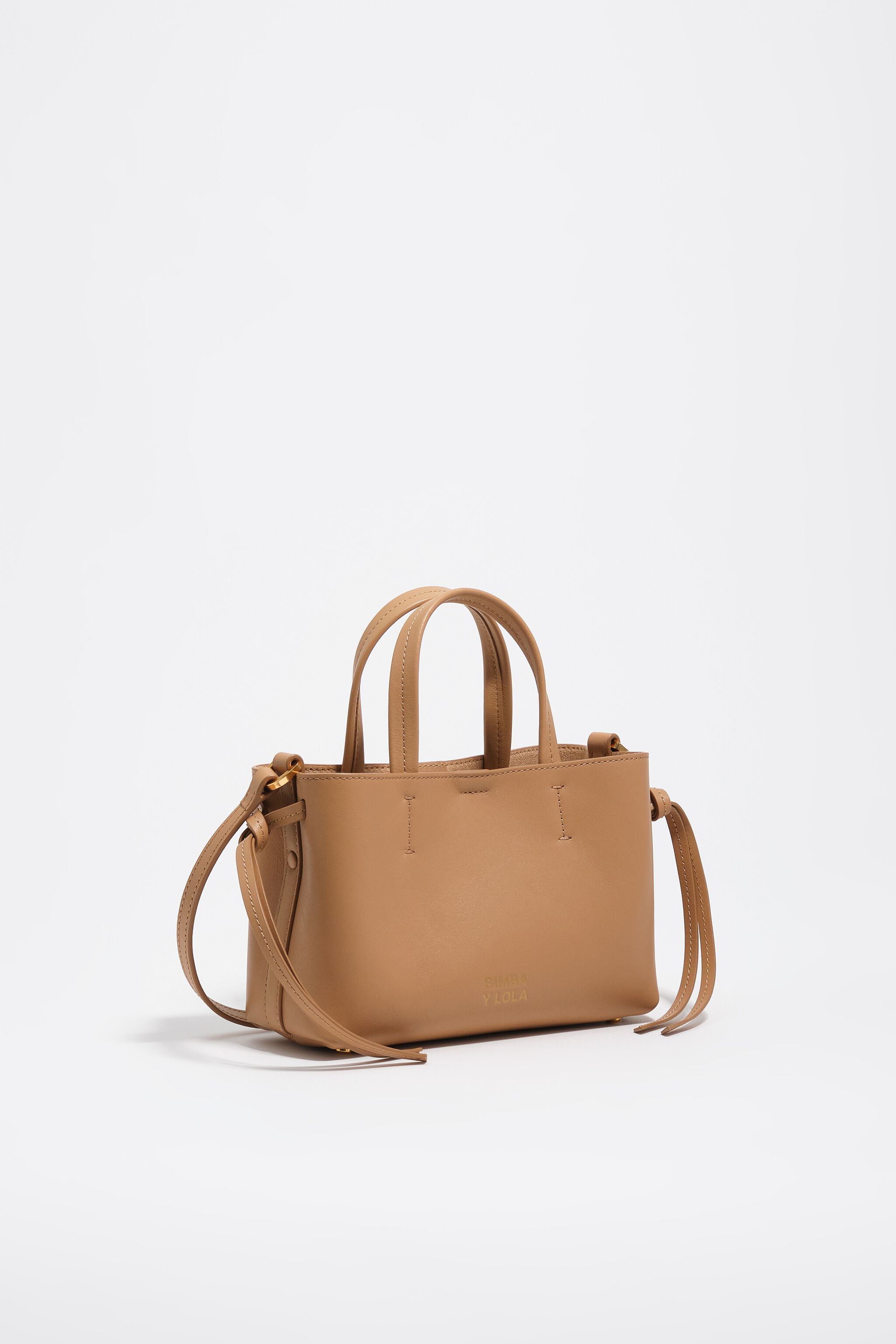 Bolso mini de cuero con forma de chihuahua de avellana