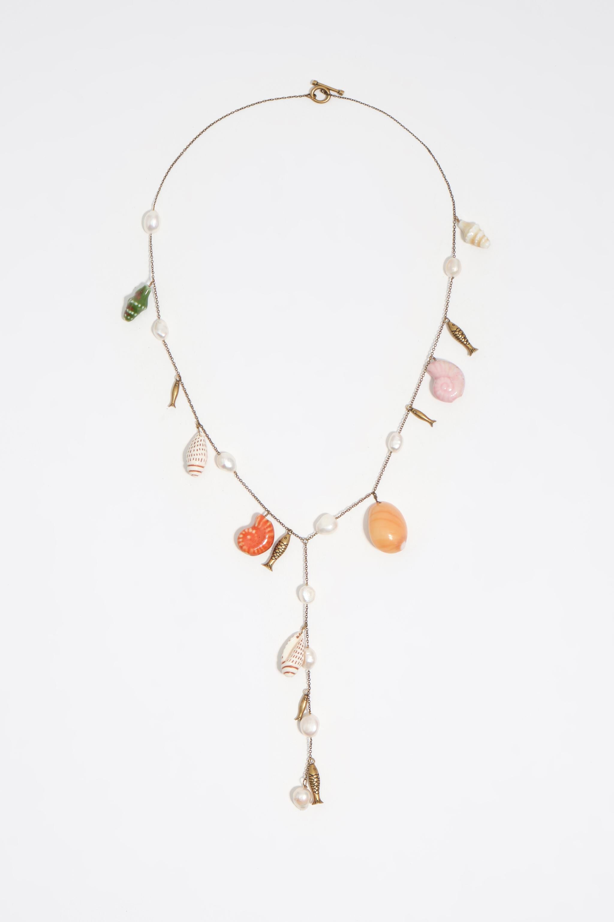 Collar de oro envejecido con pez de cerámica y conchas