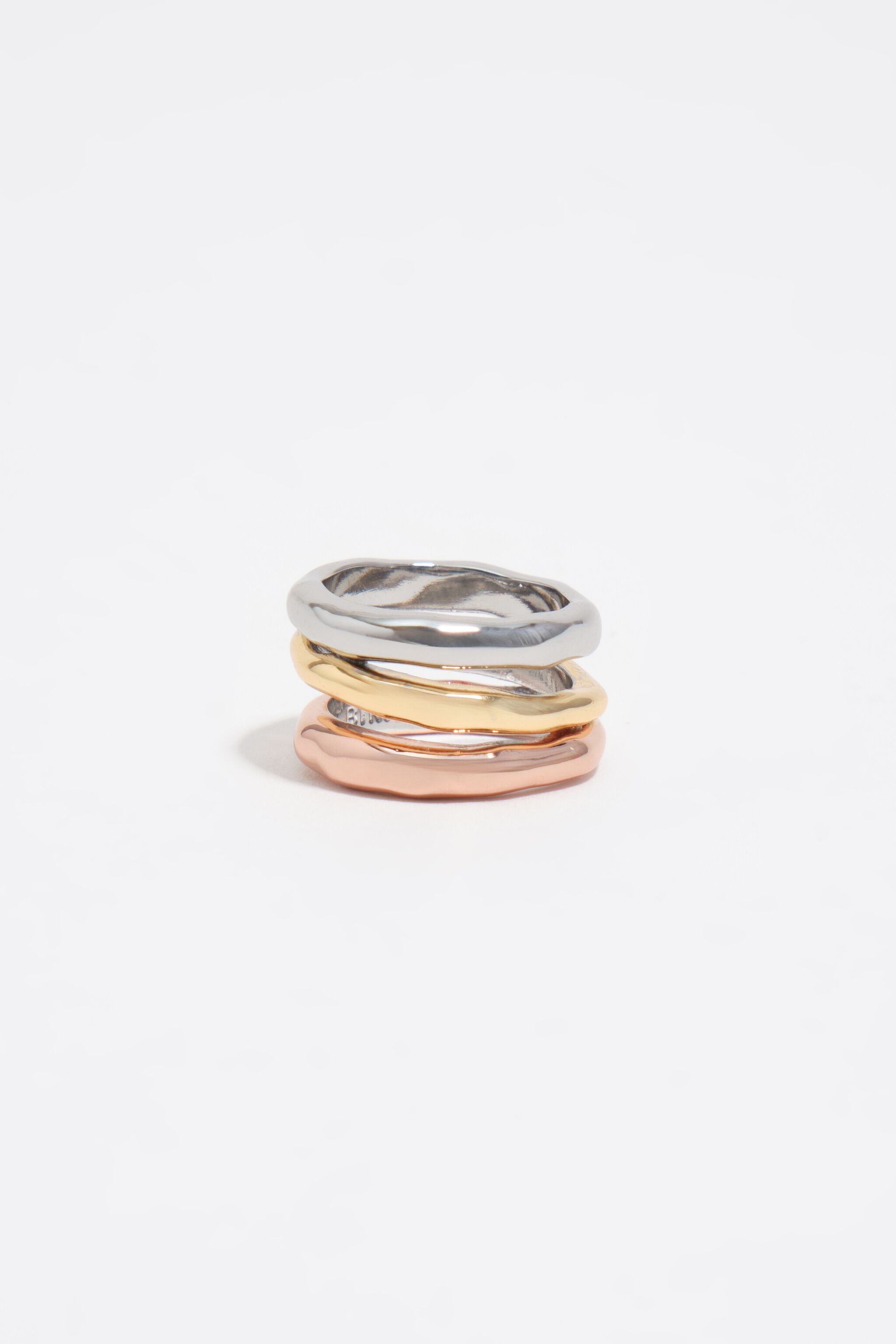 Anillo de bandas texturizadas en tres tonos