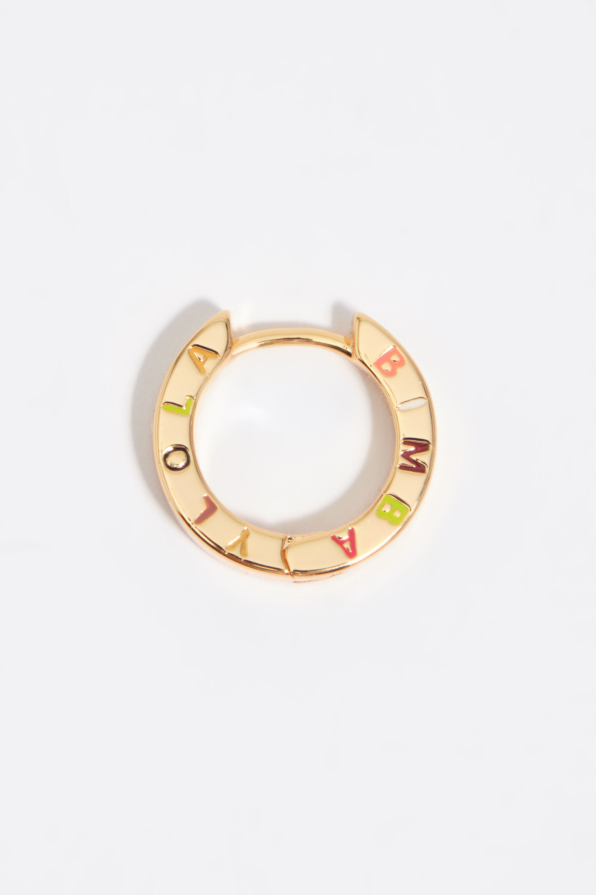 Aros de oreja con logotipo dorado