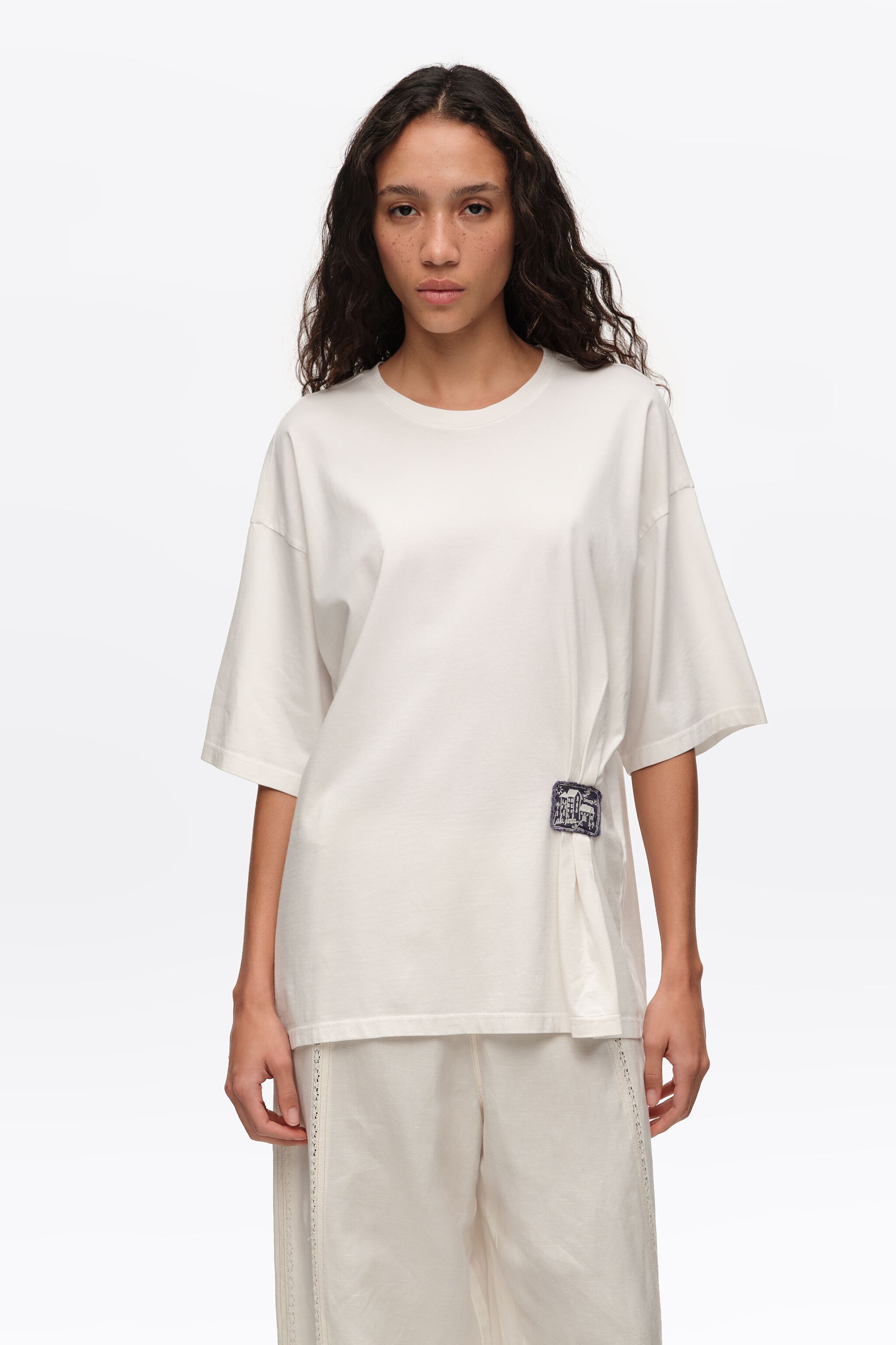 Camiseta blanca con volantes y etiqueta personalizada
