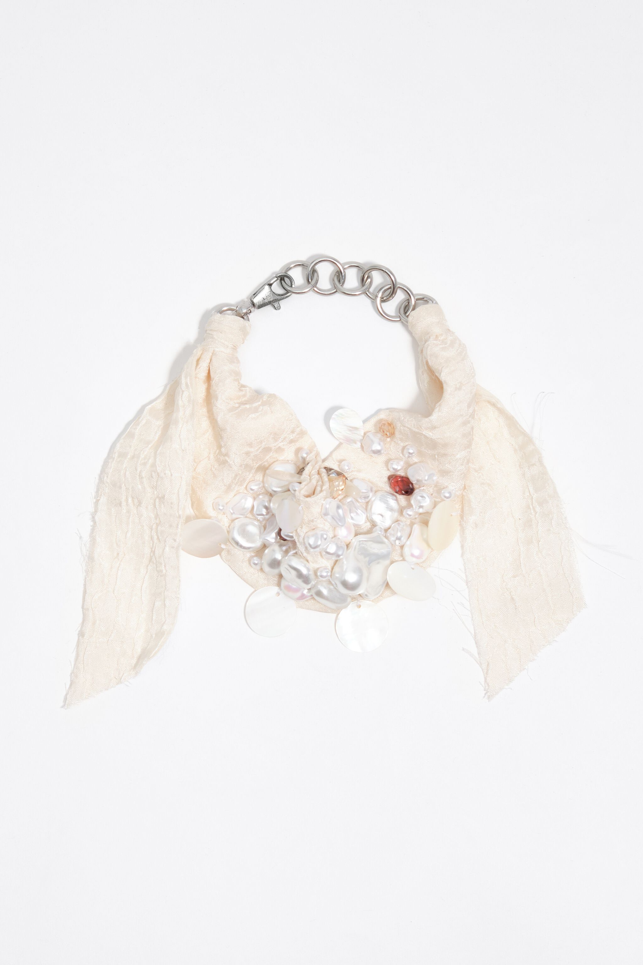 Collar de cuello tejido marfil con perlas
