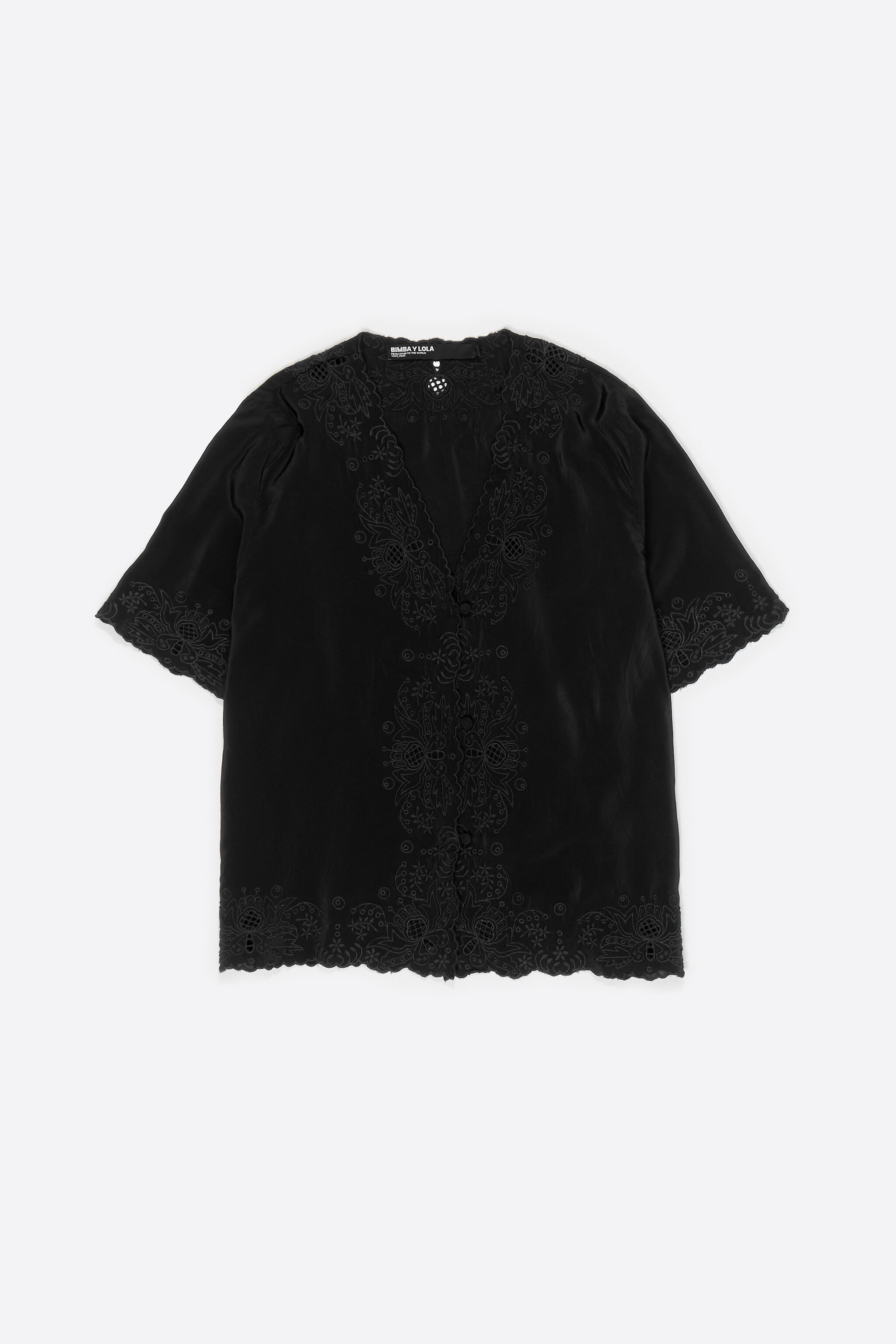 Camisa negra con bordado