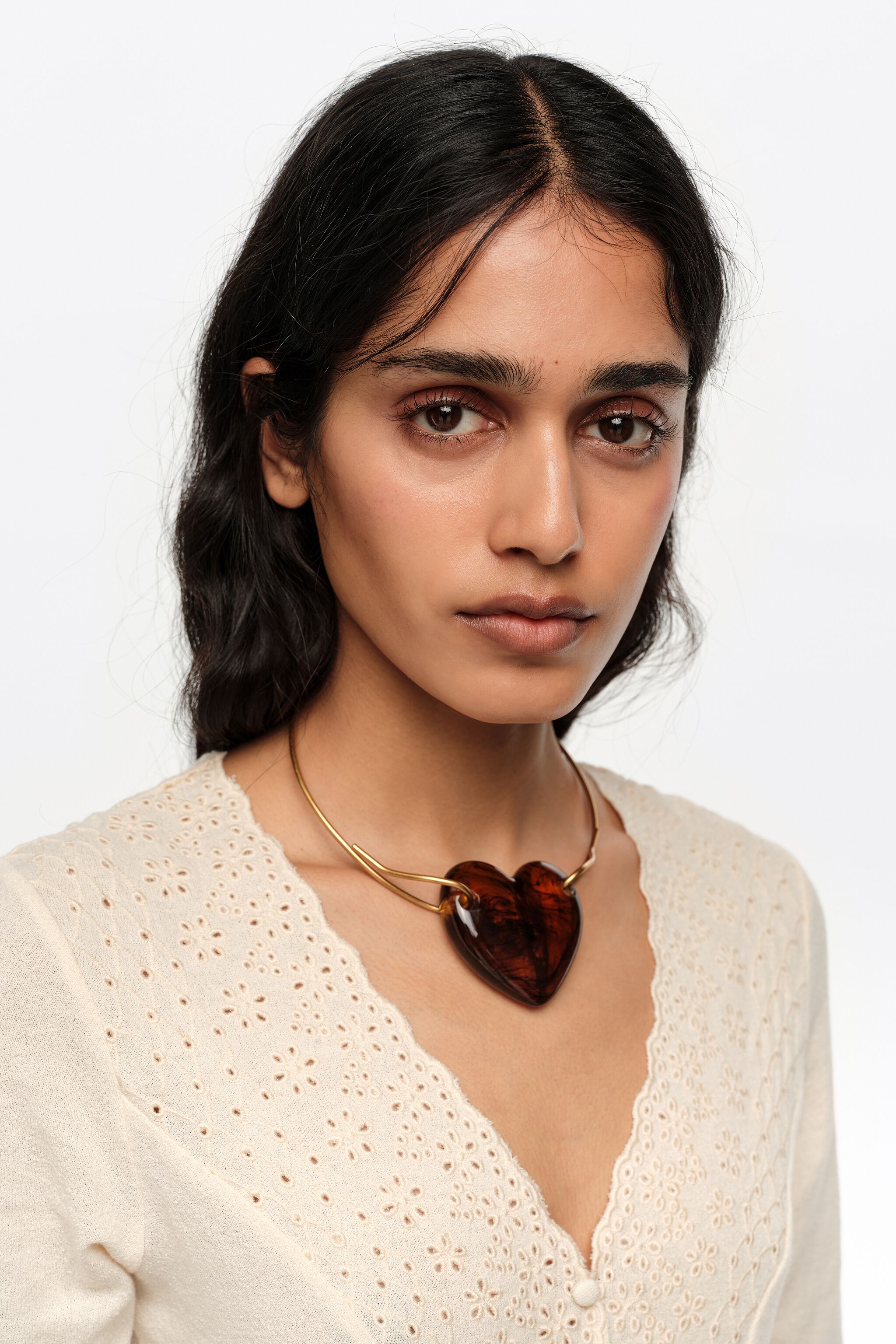 Collar de corazón de resina ámbar