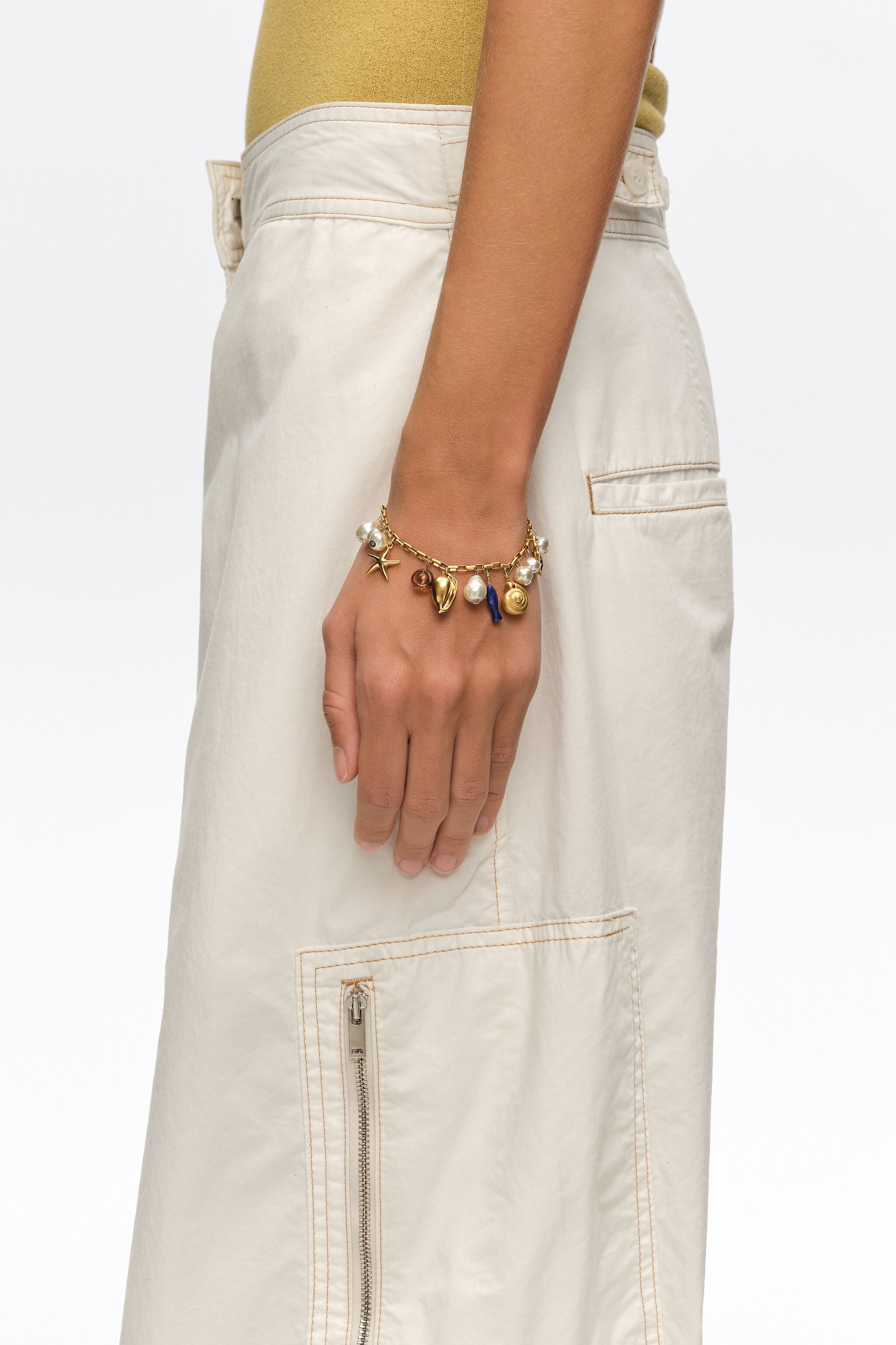 Pulsera de perla mate dorada y concha marina