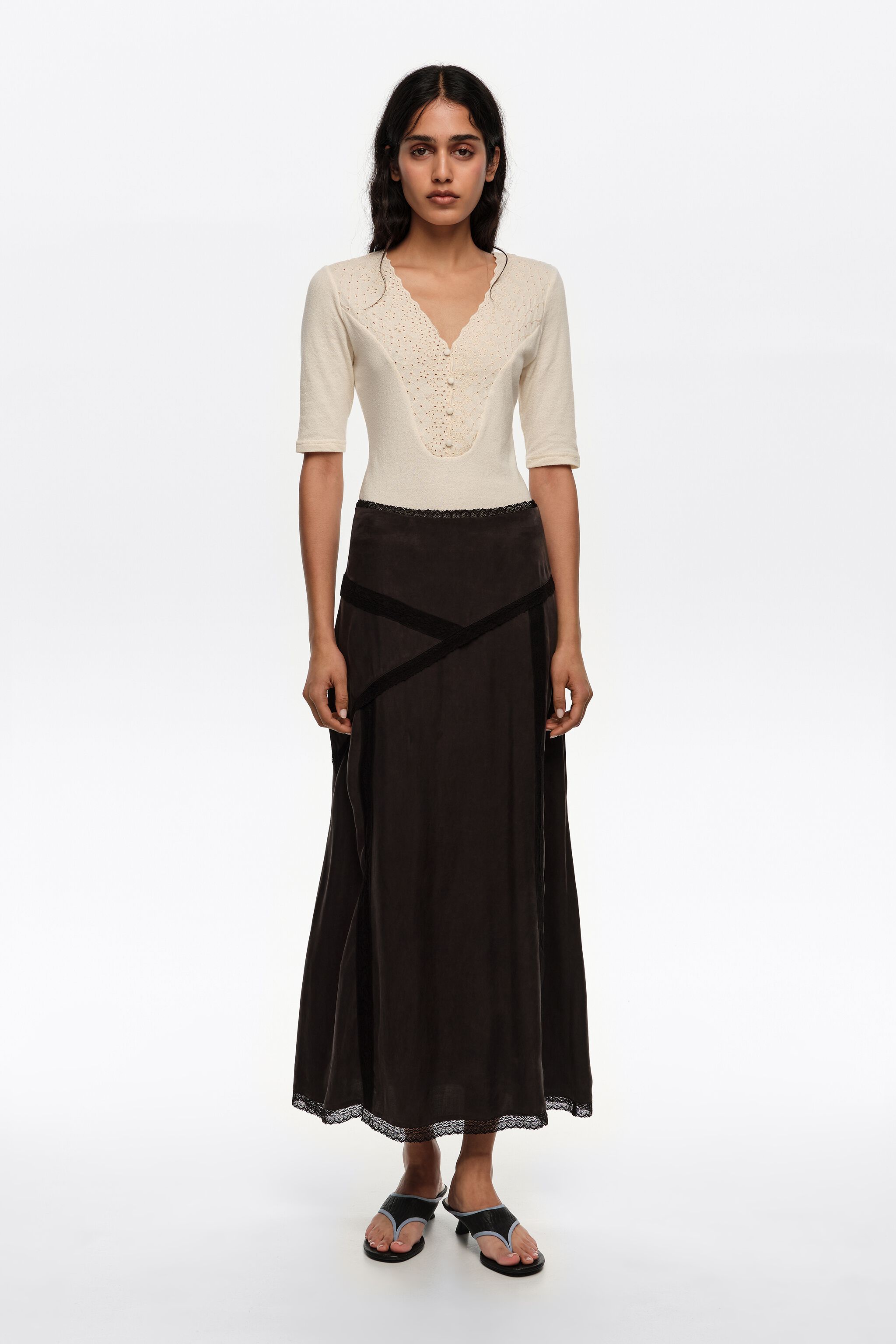 Falda midi de encaje negro lavado