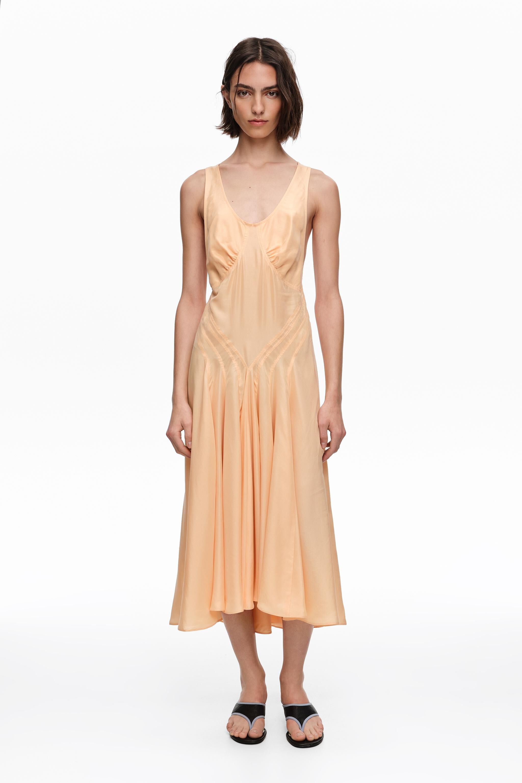 Vestido de seda naranja con espalda cruzada