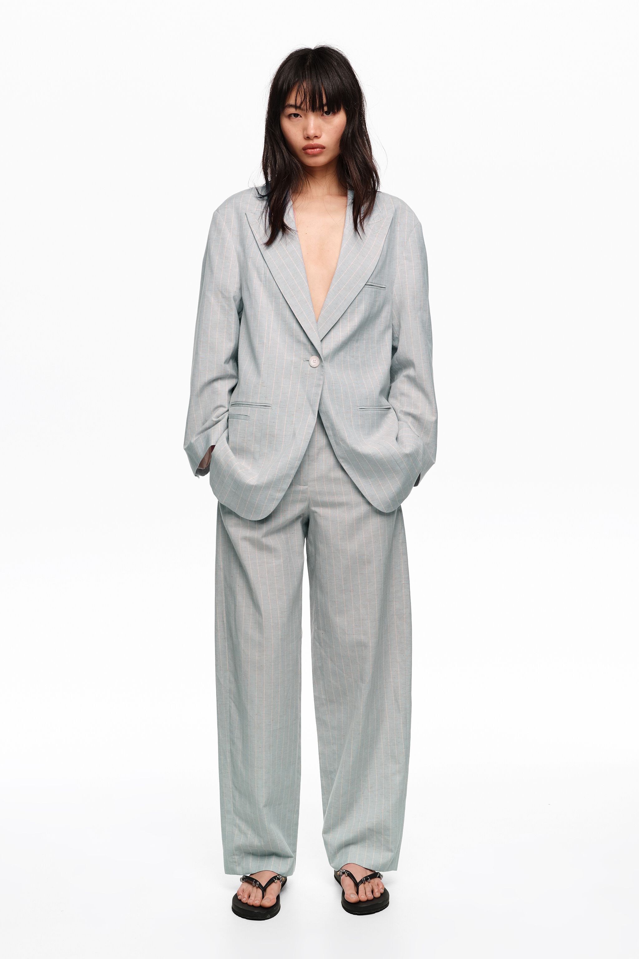 Pantalones de lino azul claro con rayas y dobladillos