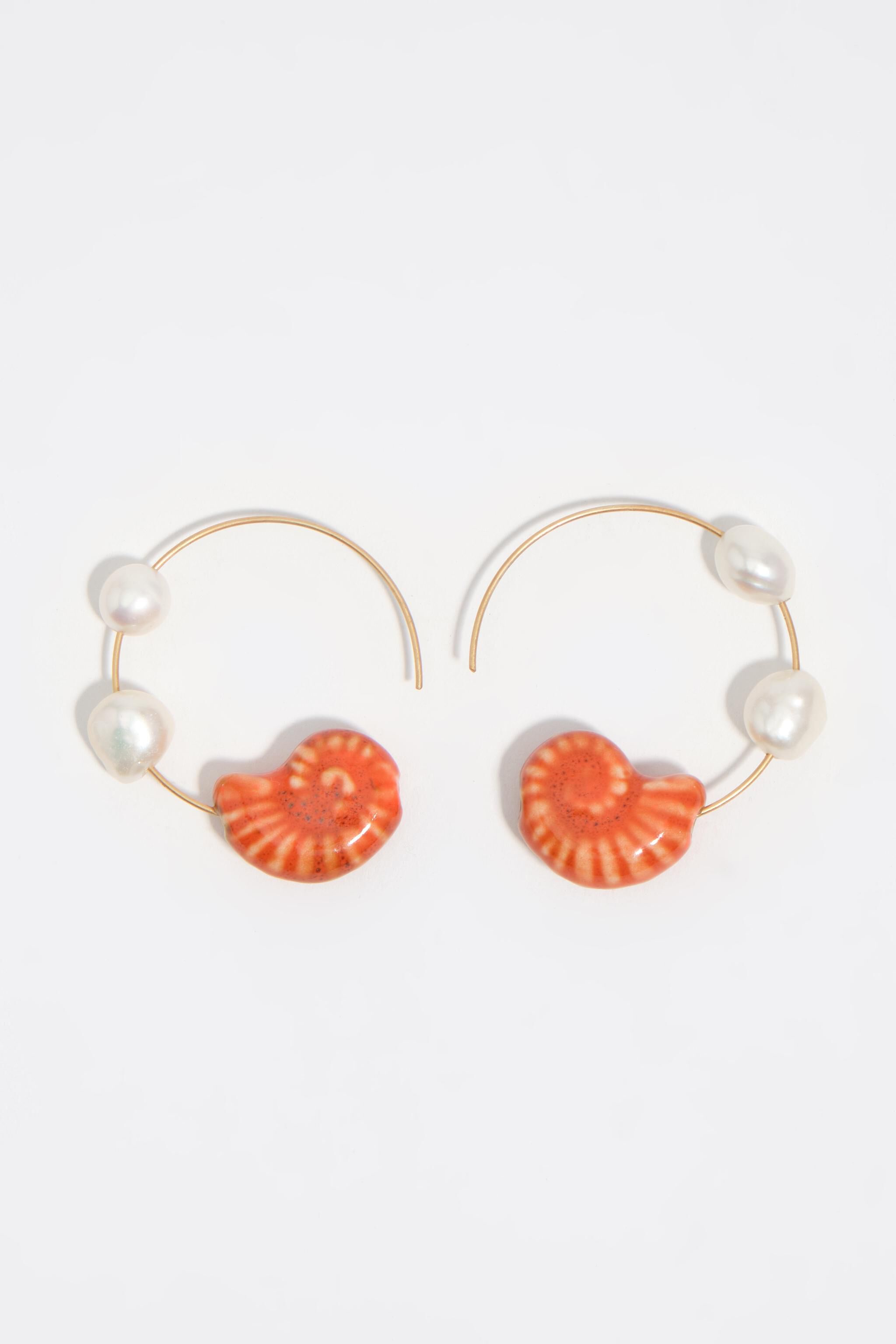 Aretes de aro con perlas y concha de cerámica
