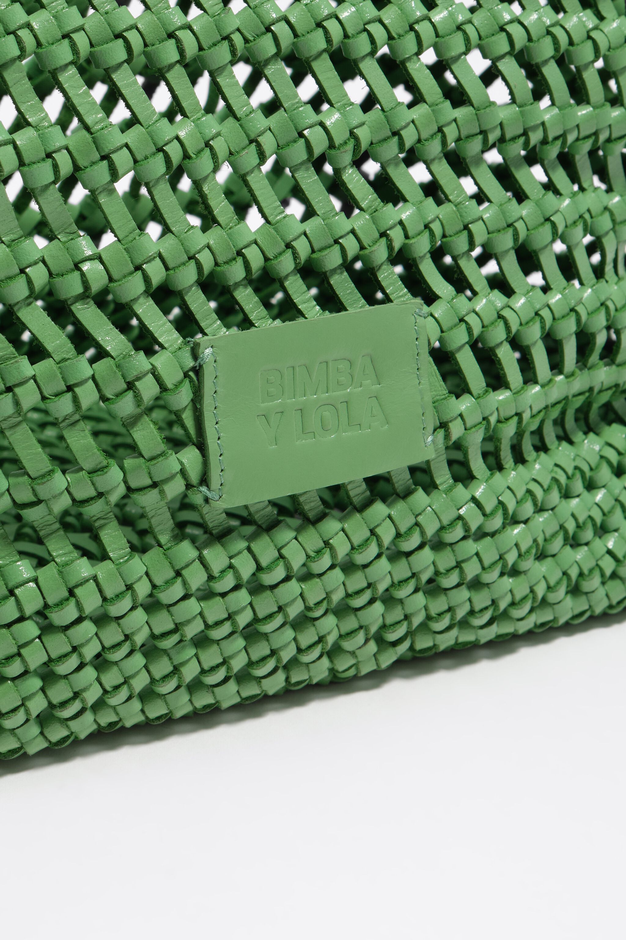 Bolso bandolera de cuero trenzado con esmeralda grande