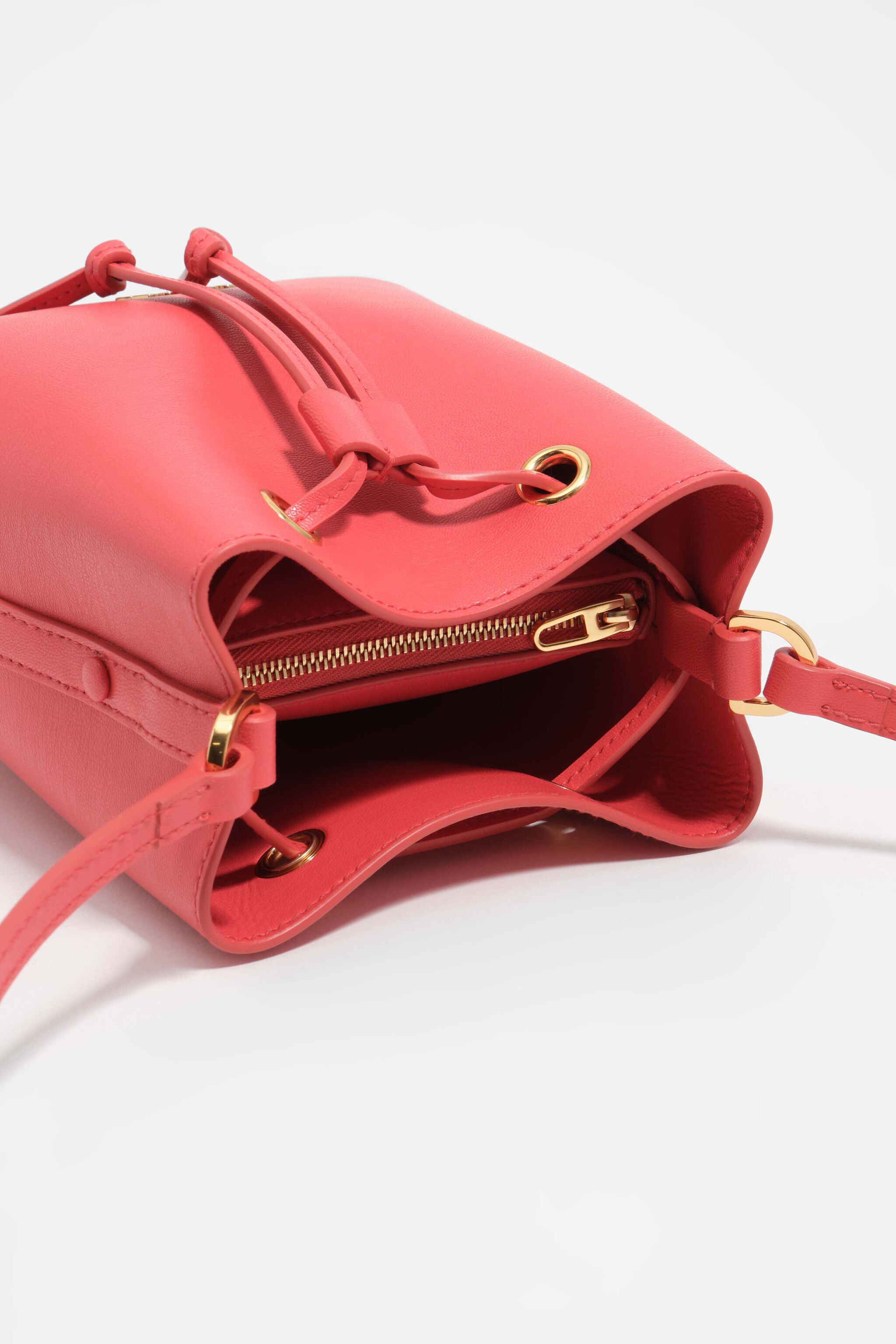 Bolso bucket mini de cuero rojo poppy