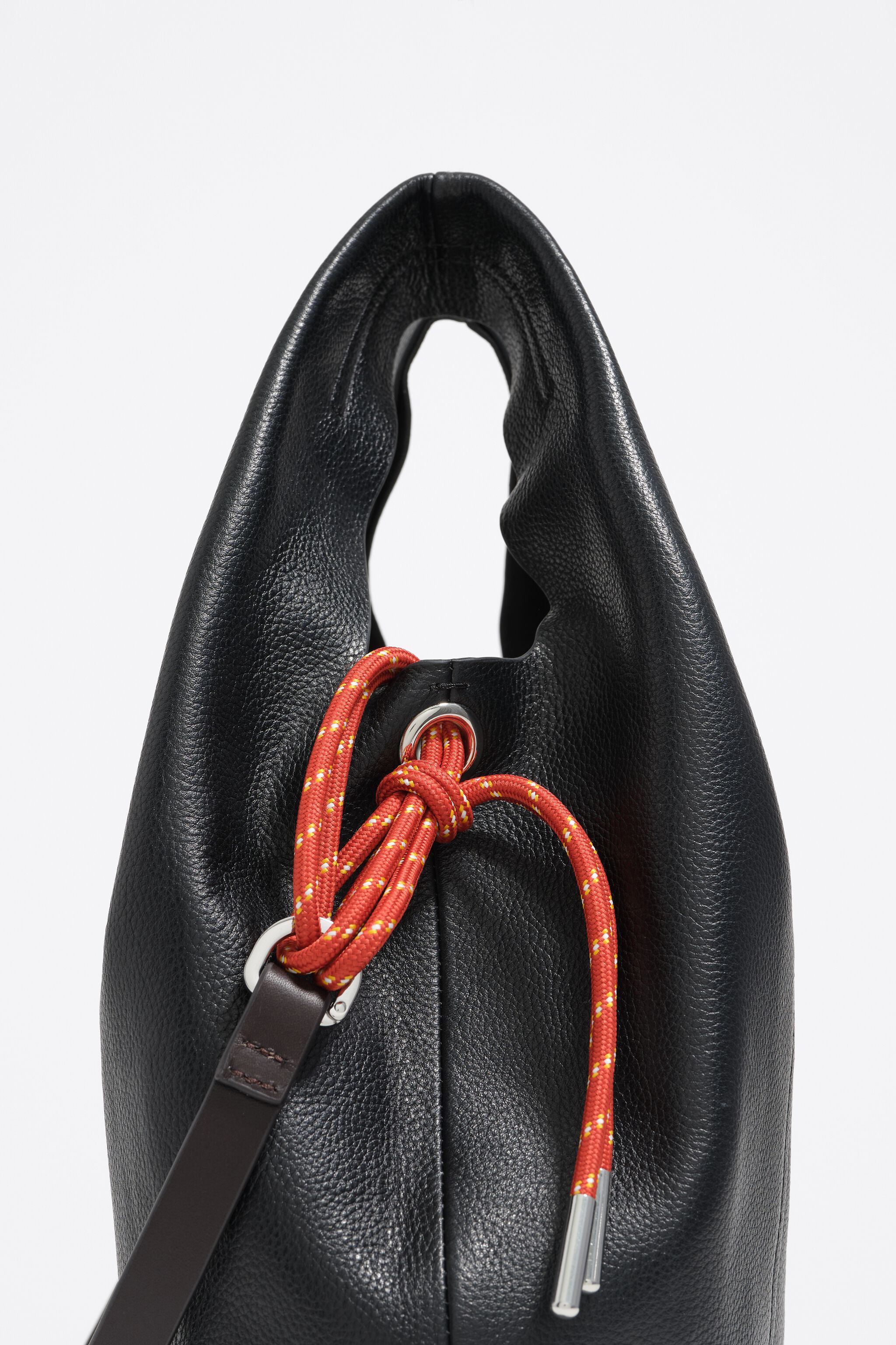 Bolso de papel de cuero negro mediano