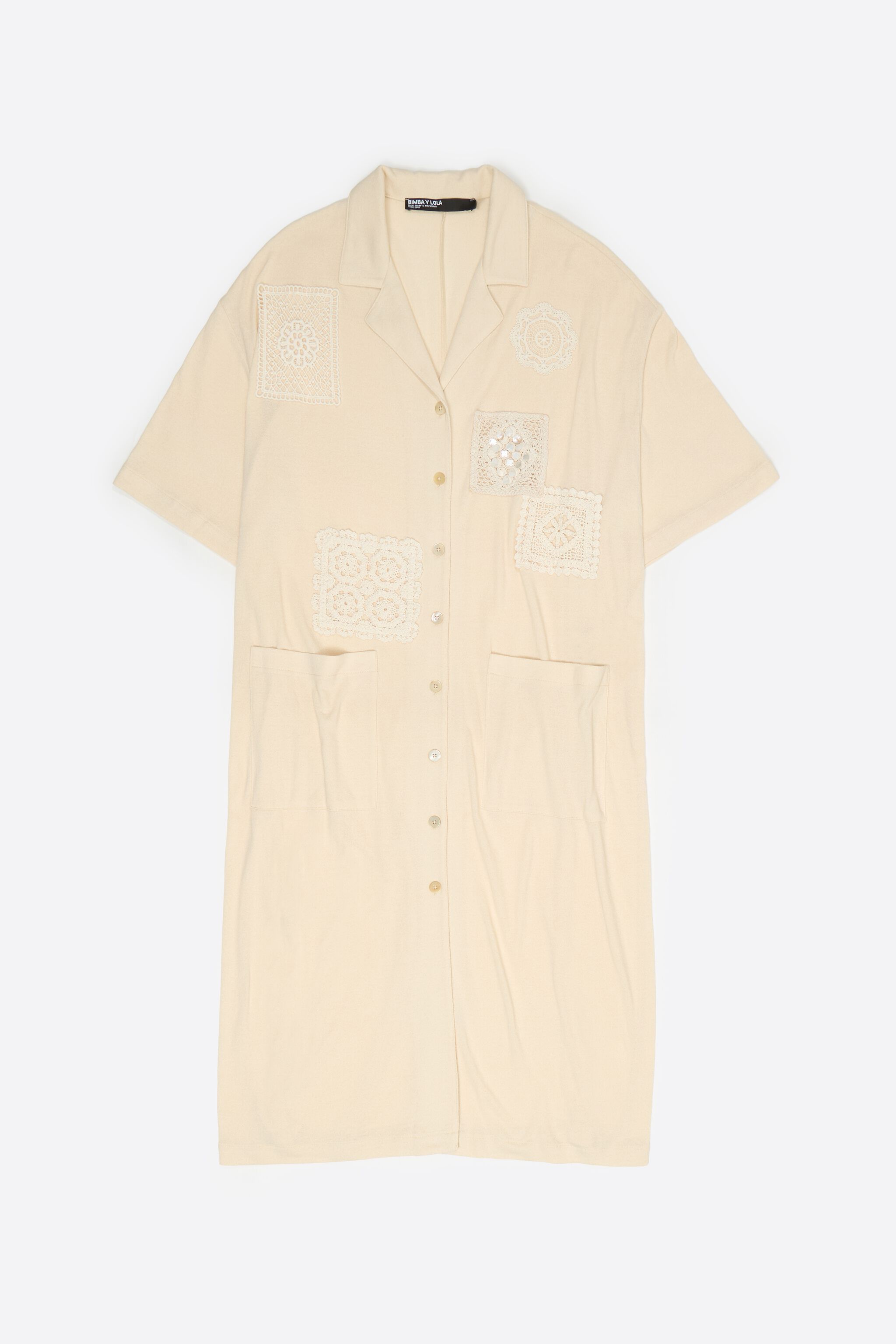 Vestido camisa beige con detalles de punto de cruz